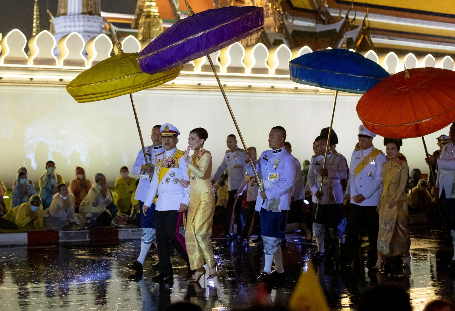 2020年10月13日，泰国国王哇集拉隆功和王后苏提达参加已故国王普密蓬逝世四周年活动。（AP）