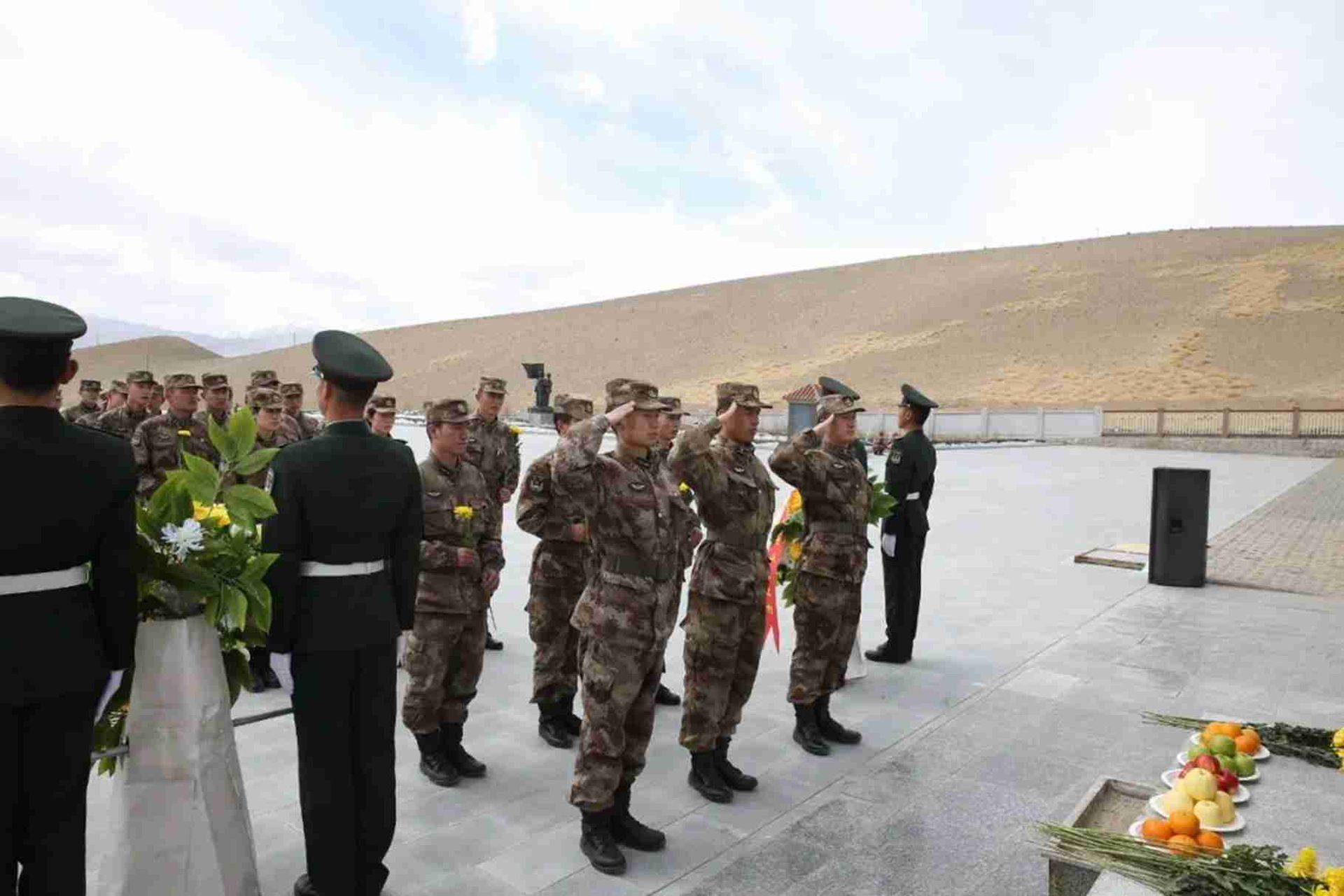 解放军官兵在死亡解放军官兵墓前列队敬礼。（微信@喀喇昆仑卫士）