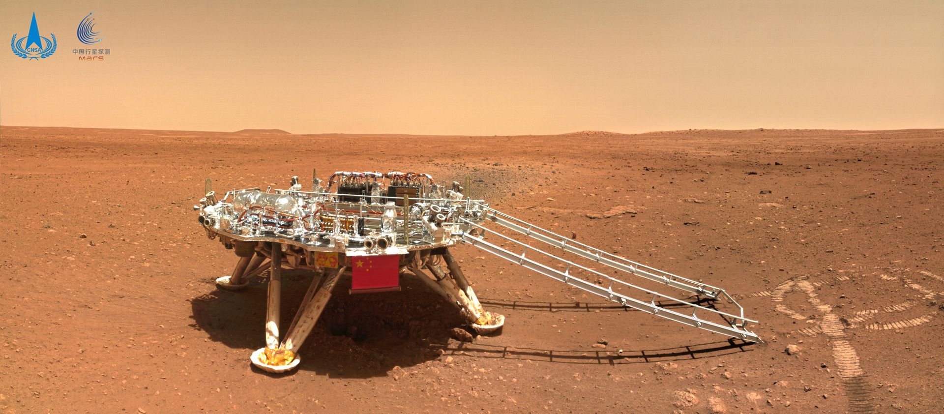 天问一号着陆火星首批科学影像图公布，图为祝融号火星车拍摄的 “中国印迹”图。（新华社）