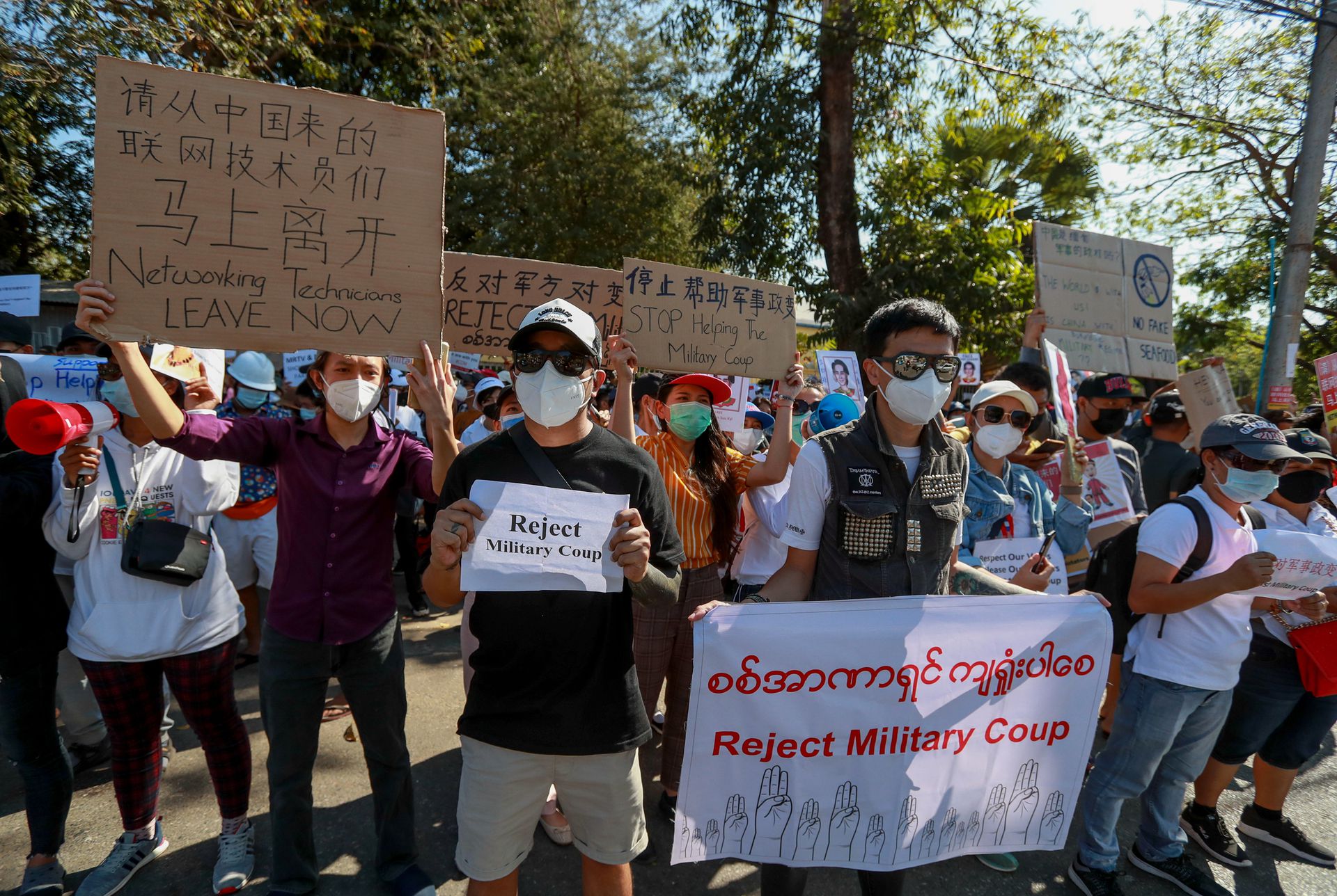 2021年2月11日，示威者展示标语牌在对中国驻缅甸仰光大使馆外外举行集会，抗议时支持中国的缅甸军方。（AP）