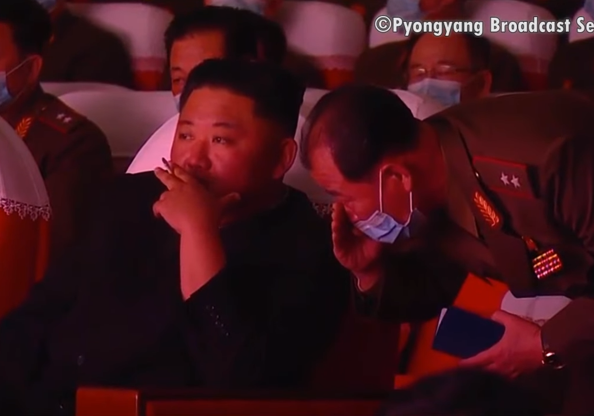 2021年5月5日，朝鲜官方播出金正恩吸烟画面。（朝鲜中央电视台视频截图）