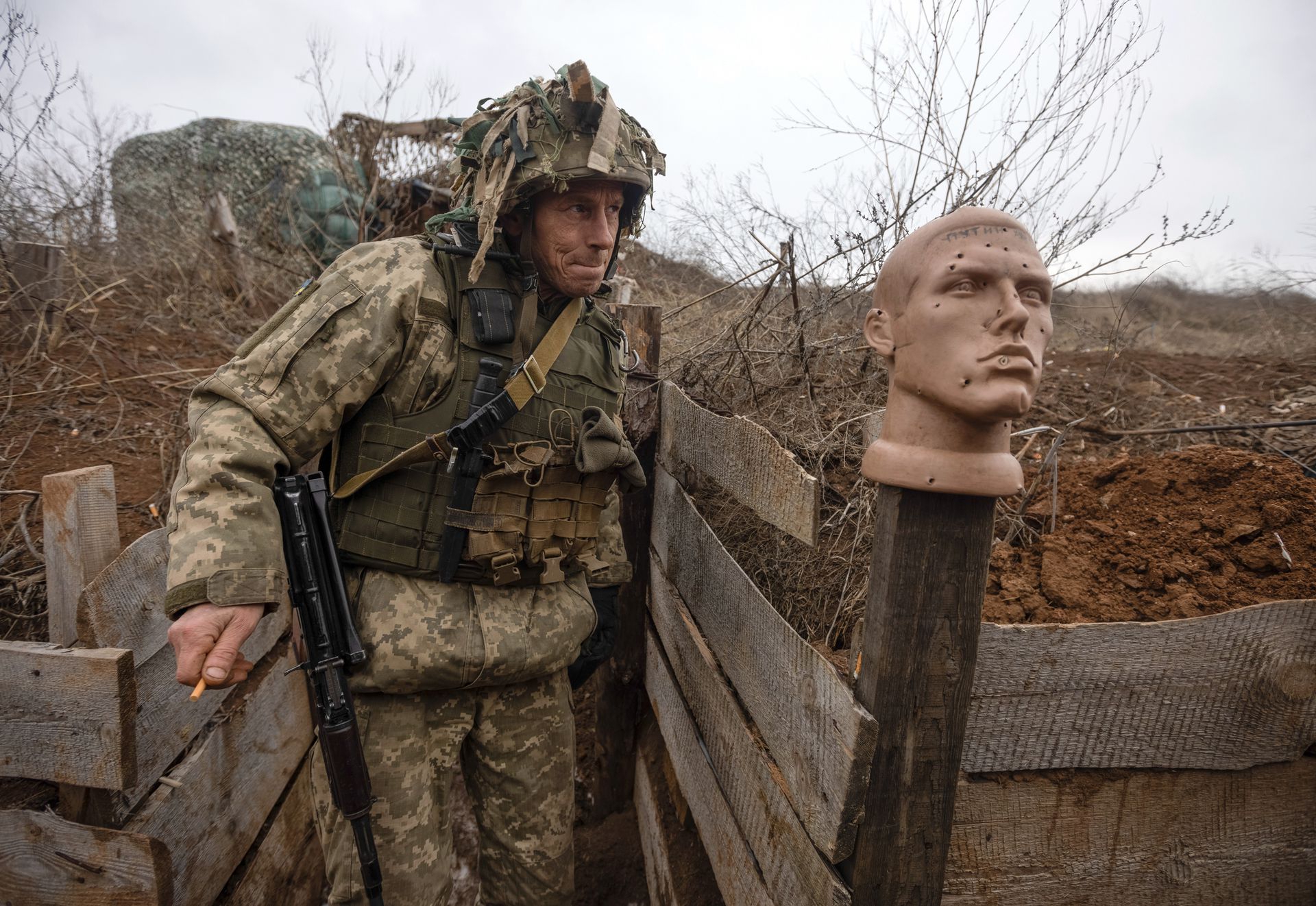2022 年1月9日，乌克兰顿涅茨克地区，一名乌克兰士兵走在与亲俄叛军的隔离线上。（AP )