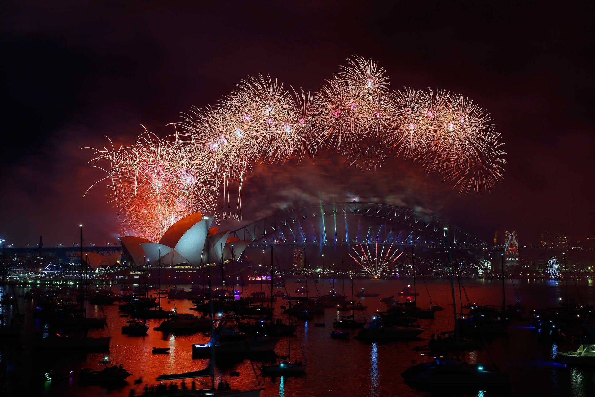 2016年1月1日，澳大利亚悉尼燃放绚烂烟花迎接新年。悉尼跨年活动是全世界最大的跨年活动之一。（视觉中国）