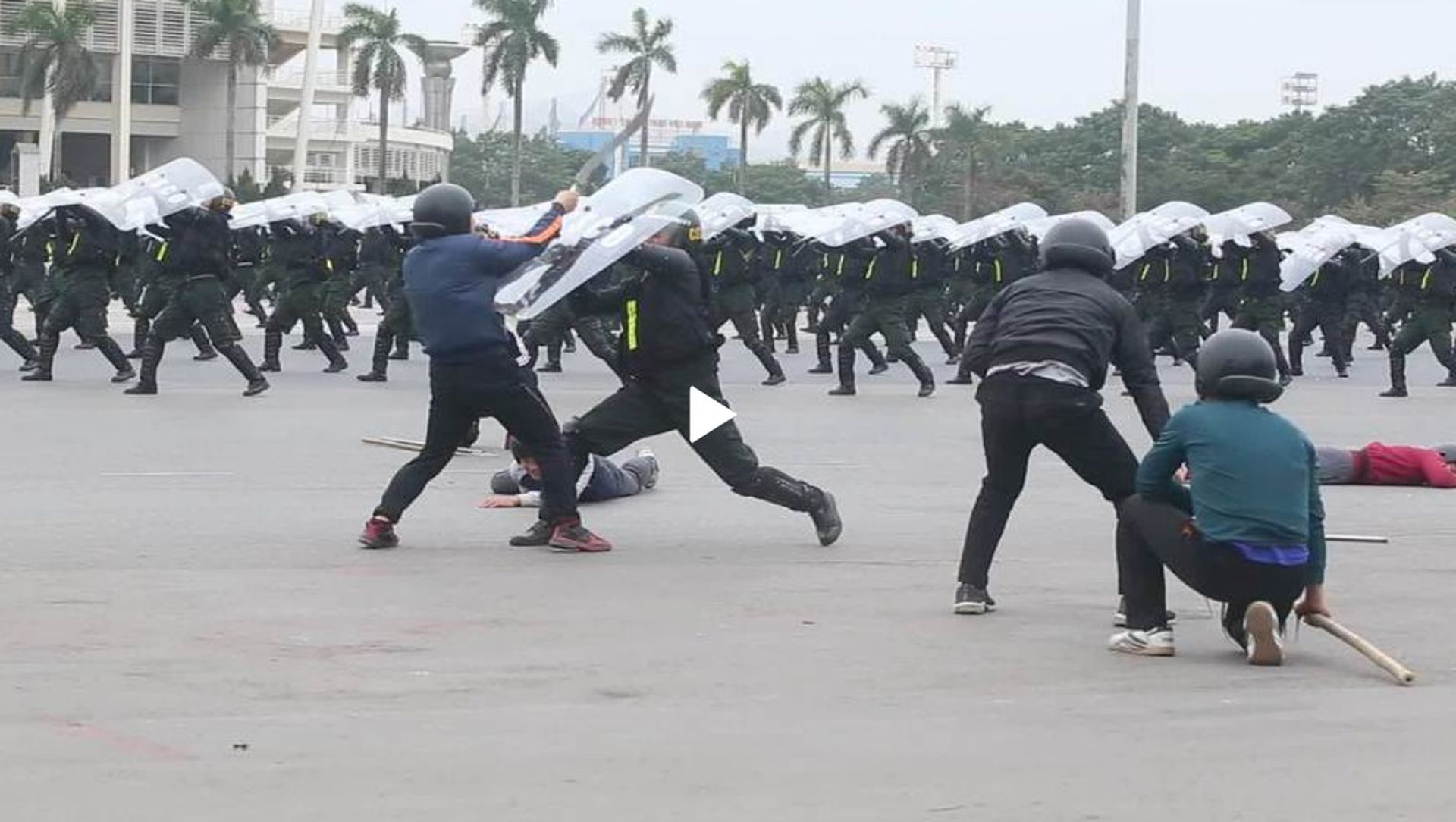 其实，越南军警在比武汇演中表演的击倒8人是一个接一个对打的，并非后者不讲武德，一拥而上。（越南快报网页截图）