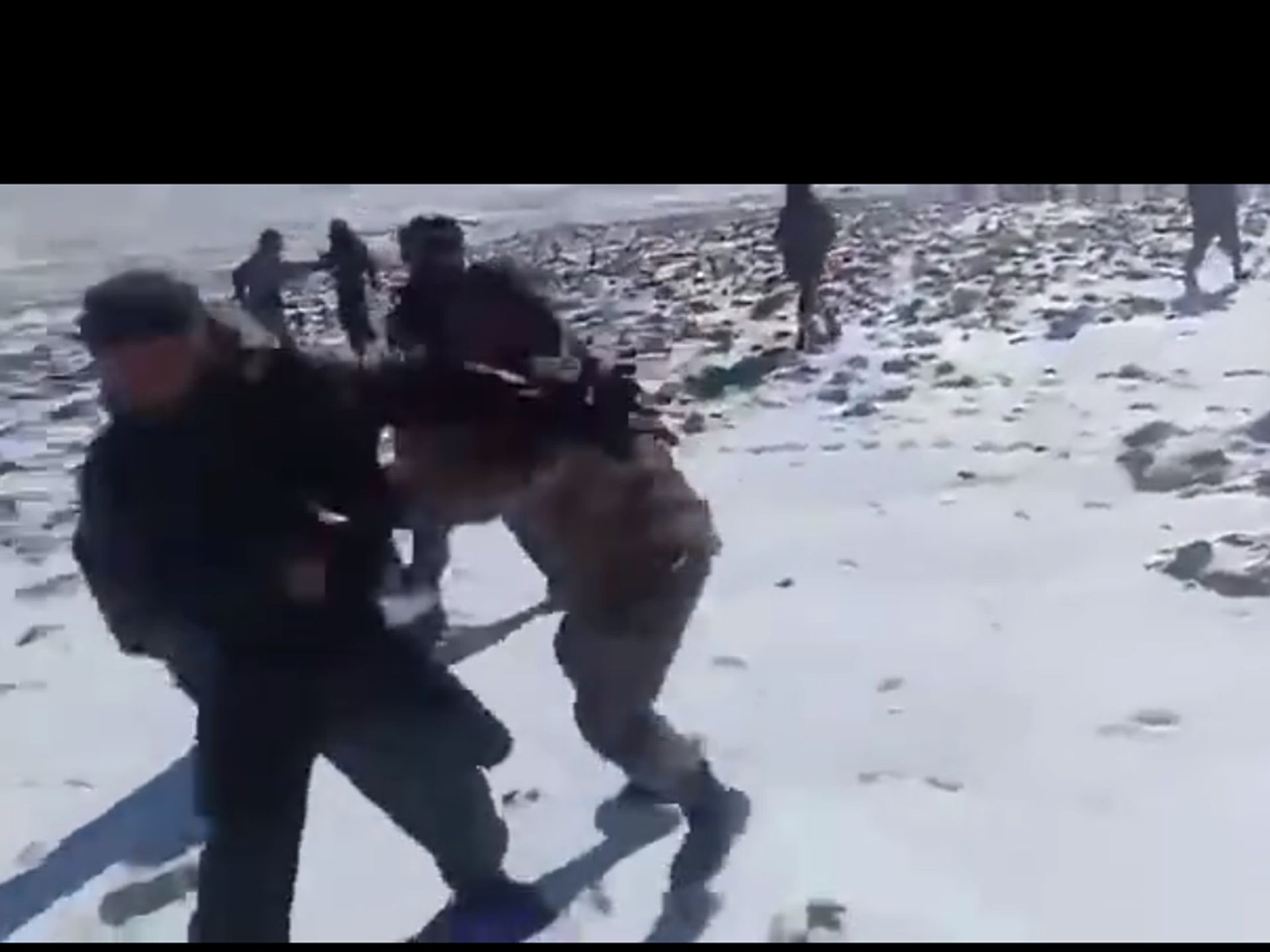 双方均未拿任何武器,直接扭打在一起。(微博@灬黑礼服灬) 双方均未拿任何武器,直接扭打在一起。(微博@灬黑礼服灬)