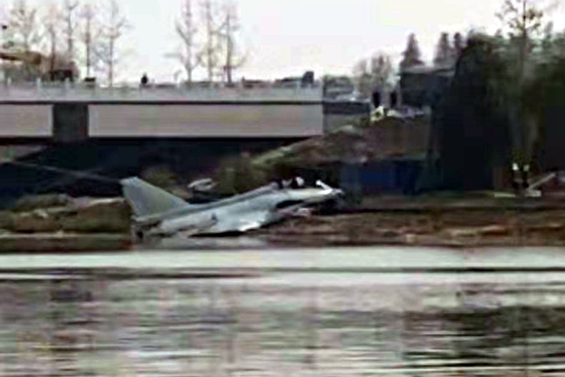 解放军歼-10S坠毁。图为歼-10S机体趴在河边。（微信视频截图）