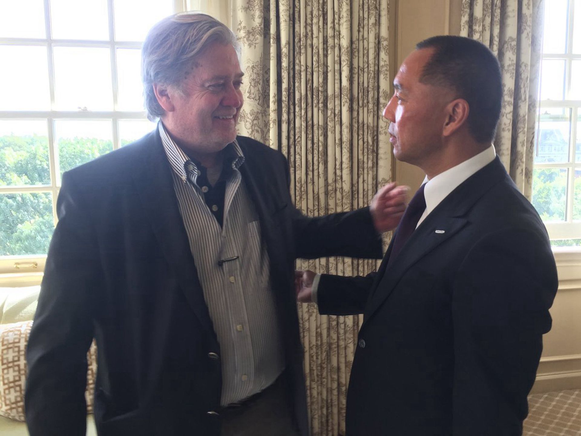 郭文贵与班农合作,为自己的走投无路埋下了伏笔。(Twitter@KwokMiles) 郭文贵与班农合作,为自己的走投无路埋下了伏笔。(Twitter@KwokMiles)