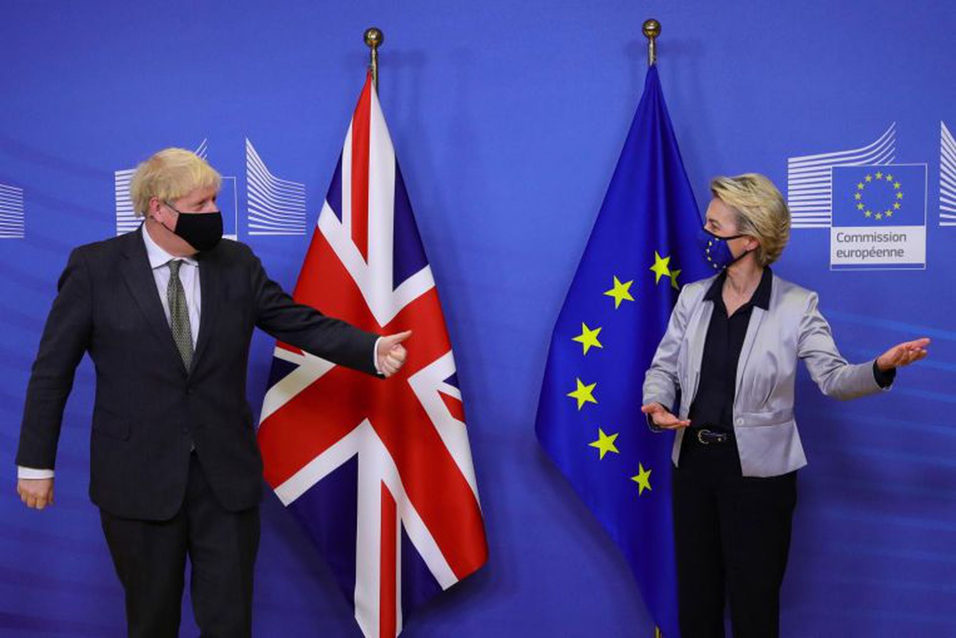 英国脱欧公投已过去四年半的时间，期间英国宫经历了三任首相。图为英国首相约翰逊（左）与欧盟委员会主席冯德莱恩（Ursula von der Leyen）2020年9月在布鲁塞尔会面时的场景。（Reuters）