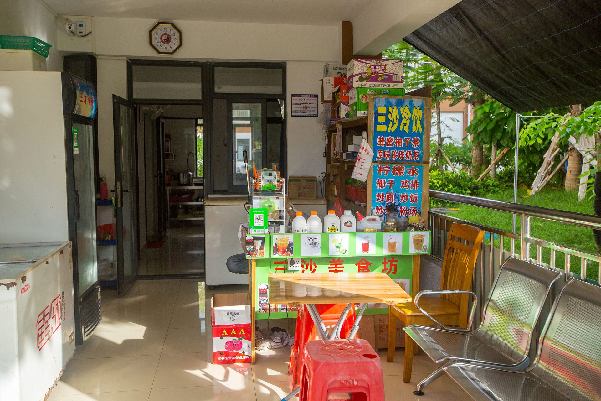 2018年8月21日，中国三沙市永兴社区内一家美食店。（视觉中国）