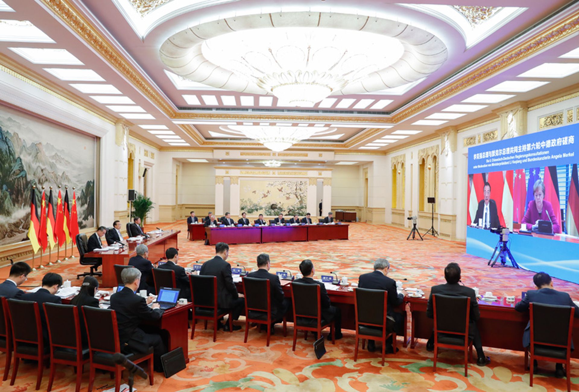 中德两国总理听取了双方外交、经贸、司法、财政、工业、交通、教育、科技、卫生、农业、环保、社会保障等25个部门负责人的工作汇报。(中国政府网) 中德两国总理听取了双方外交、经贸、司法、财政、工业、交通、教育、科技、卫生、农业、环保、社会保障等25个部门负责人的工作汇报。(中国政府网)