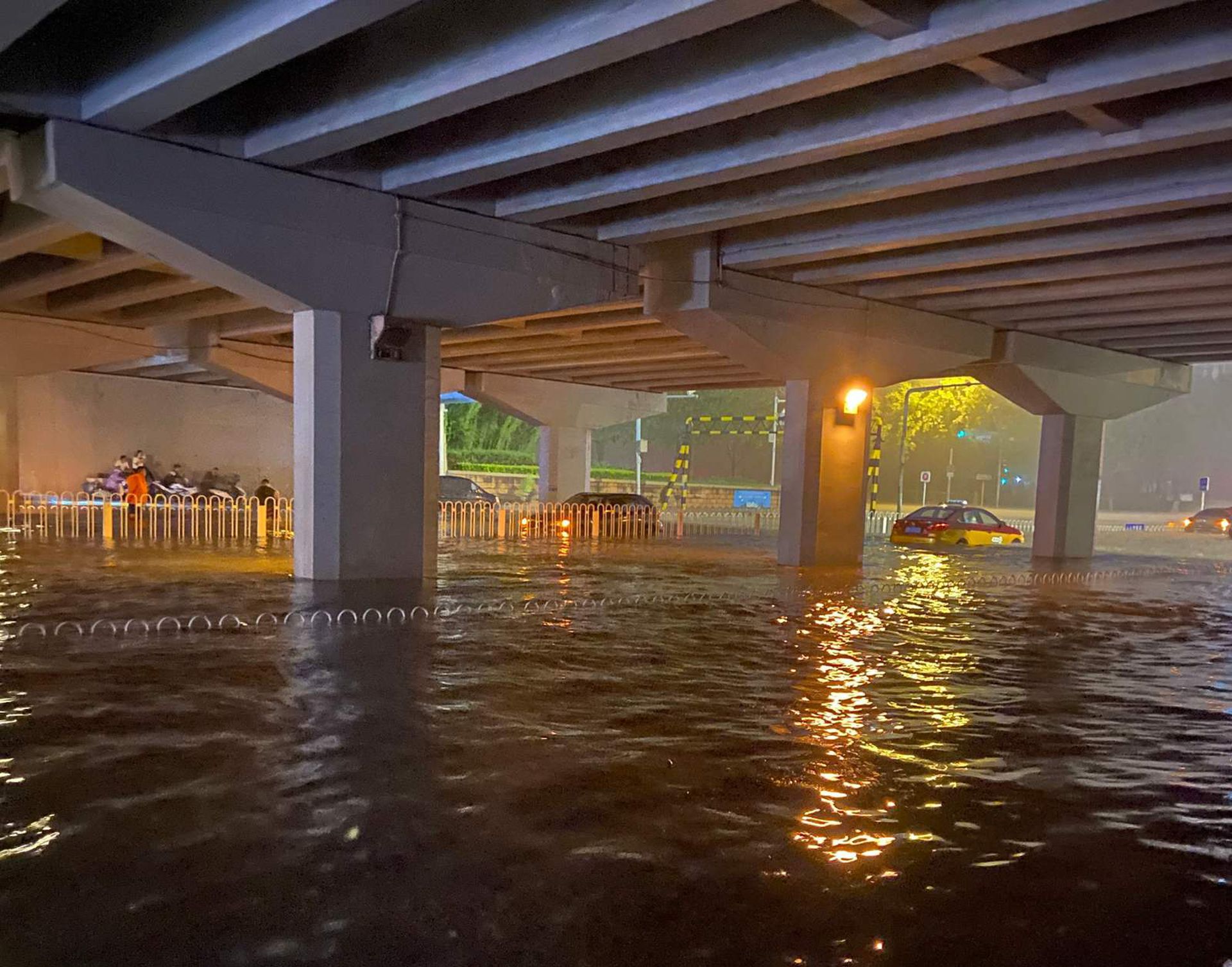 北京海淀区8月16日晚暴雨,一对夫妇开车经过桥下溺毙。(微博@小透明名字不重复) 北京海淀区8月16日晚暴雨,一对夫妇开车经过桥下溺毙。(微博@小透明名字不重复)