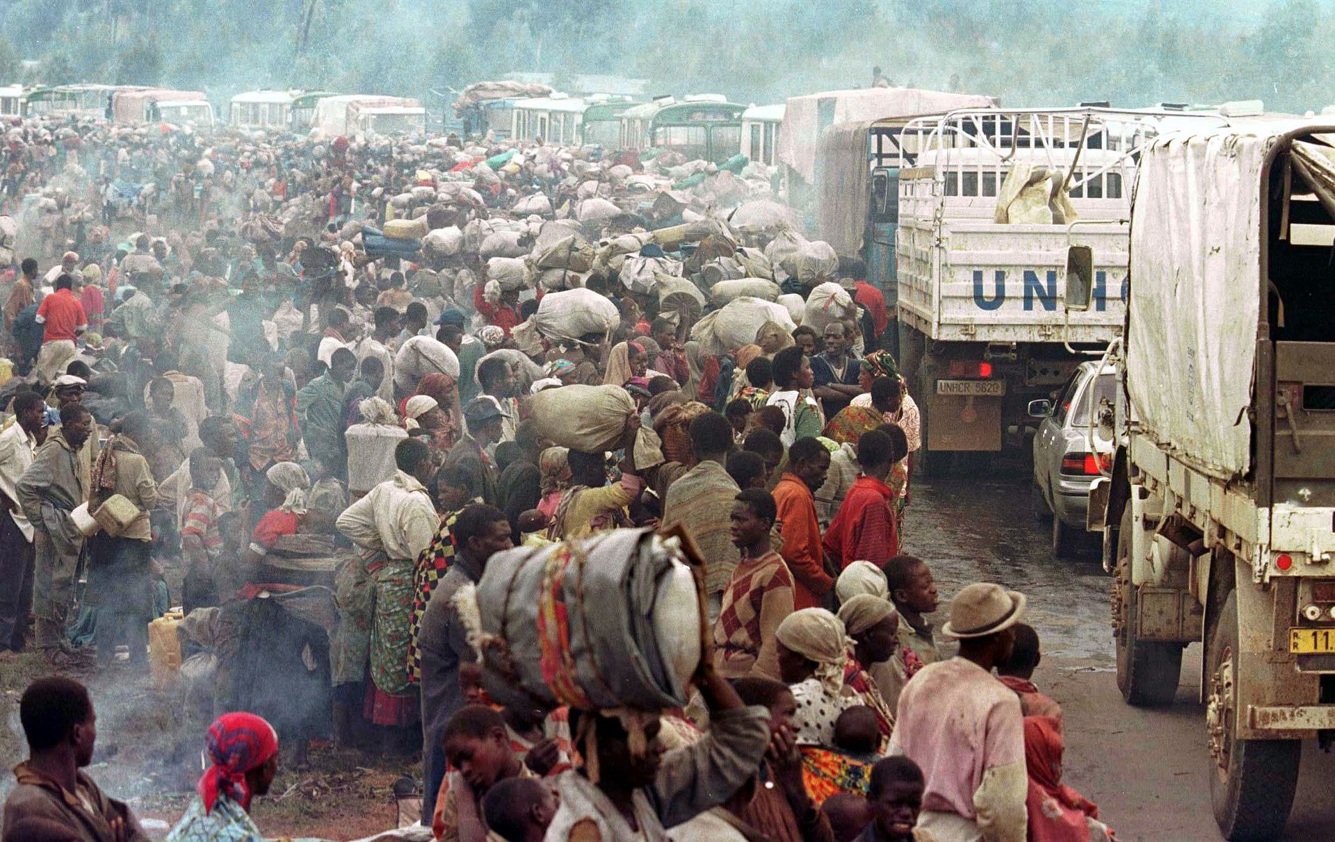 1994年5月30日，卢旺达难民在穿越边境，希望去往邻国坦桑尼亚避难。（VCG）