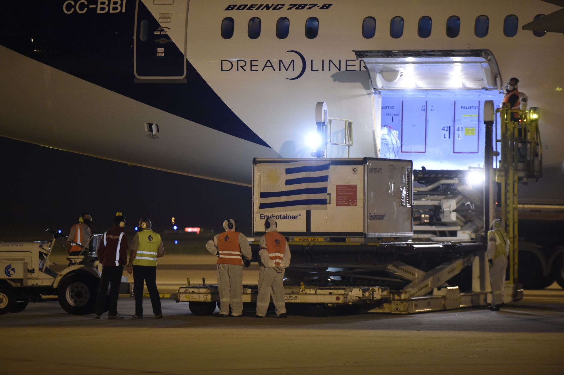 2月25日晚,乌拉圭政府采购的首批中国科兴新冠疫苗运抵乌拉圭。(新华社)