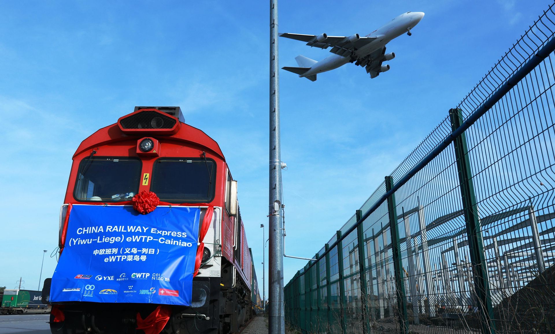 2019年10月25日，满载82个标准箱的中欧班列（义乌—列日）“世界电子贸易平台（eWTP）菜鸟号”首趟列车抵达比利时。（新华社）