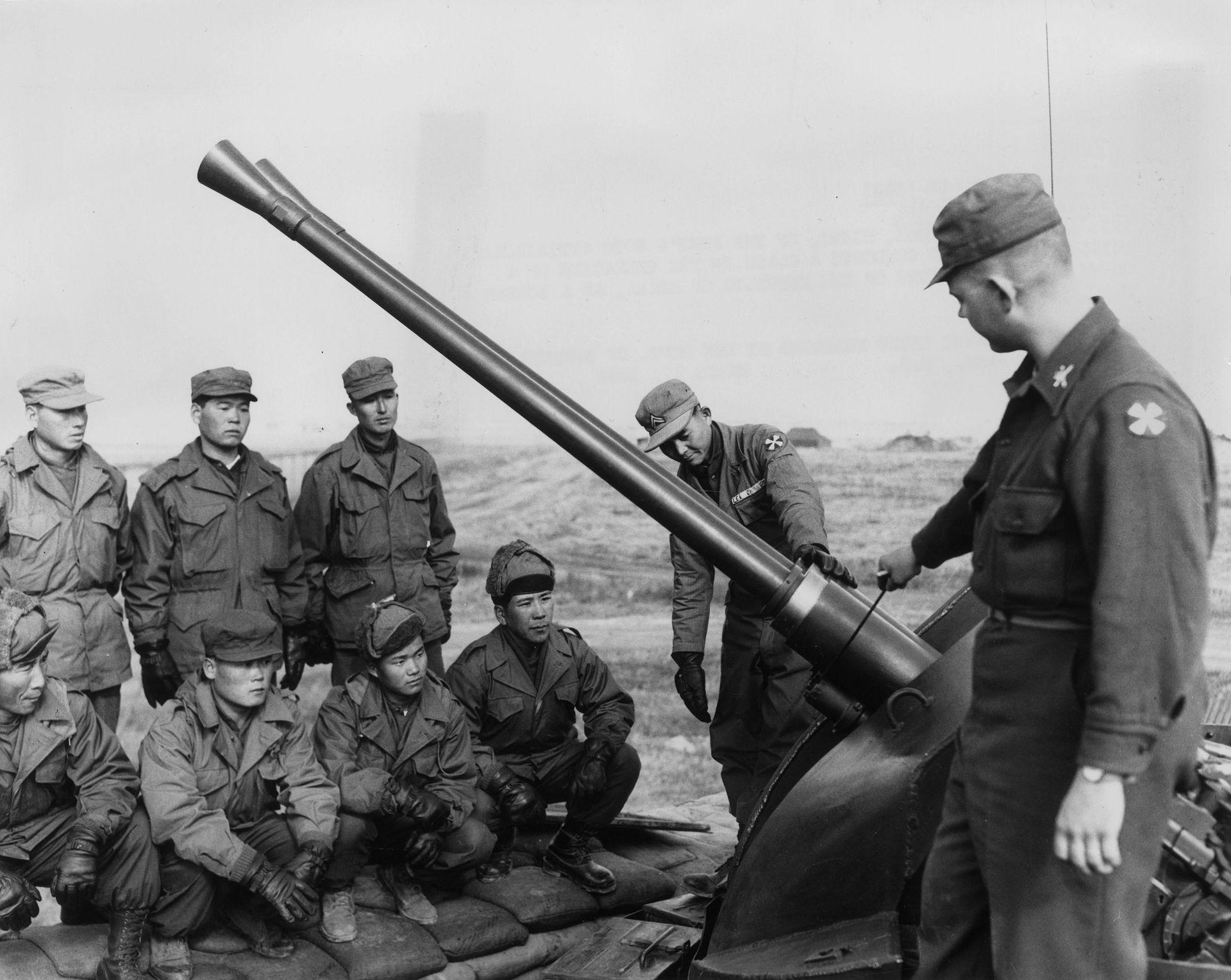 1954年3月17日，美国中尉Henry Pugh在给士兵们上课，讲解40mm长炮的操作方法。（视觉中国）