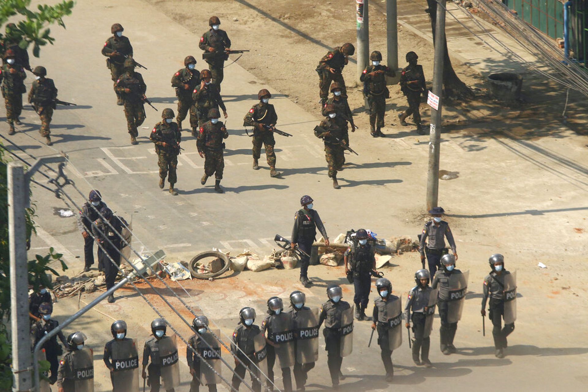 在军警列阵发射催泪弹和枪弹的打击下，只有盾牌和口罩的示威者毫无招架之力。（AP）