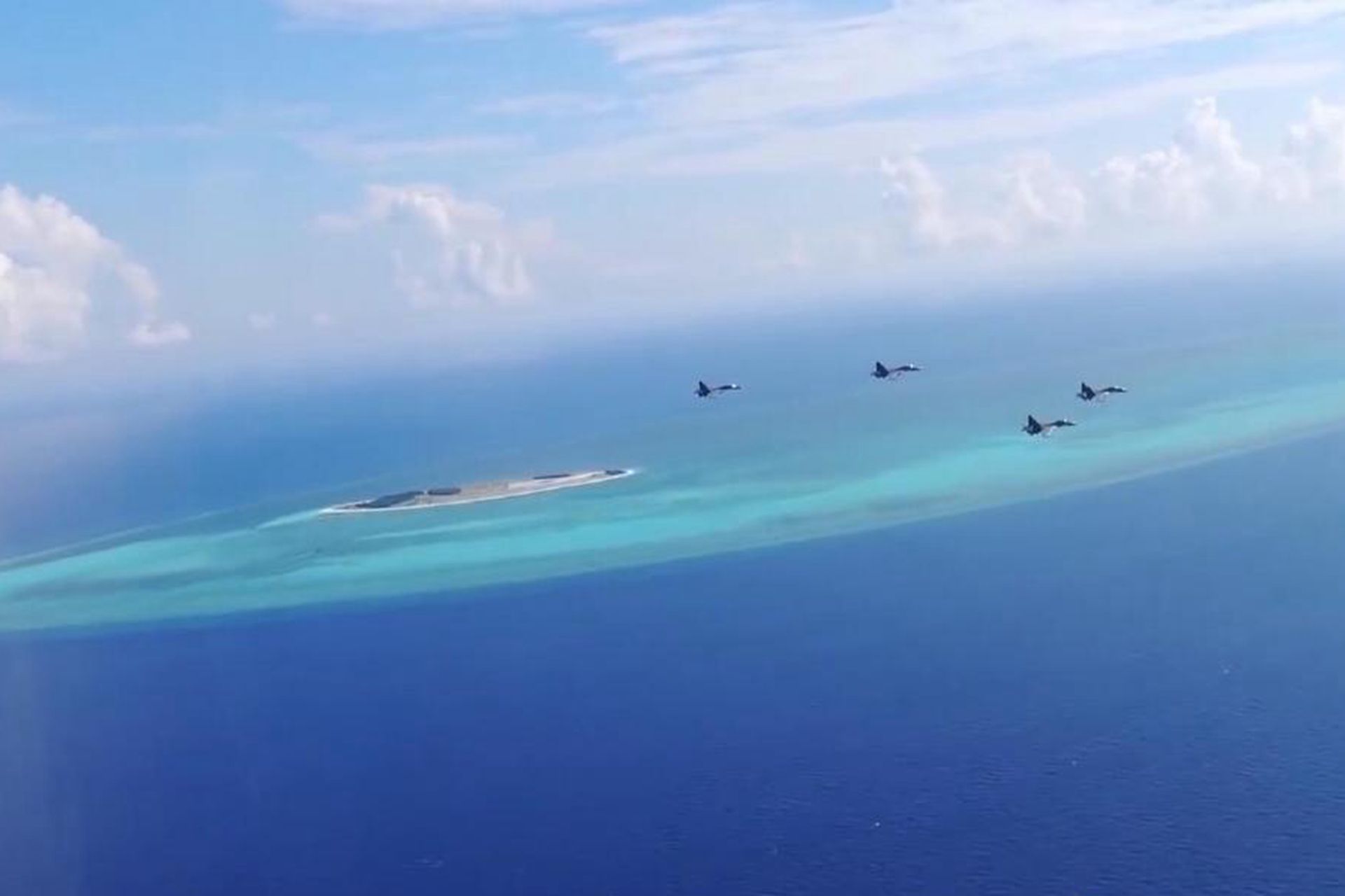 中国空军苏-30MKK编队飞越西沙群岛岛礁上空。（微博@沉默的山羊）