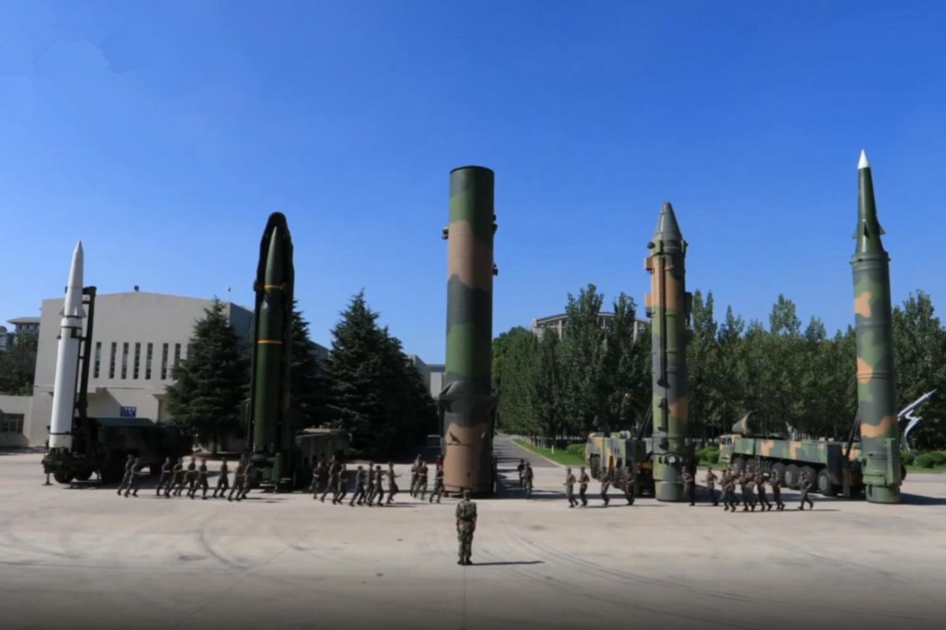 火箭军公开的5款弹道导弹。（八一电视截图）