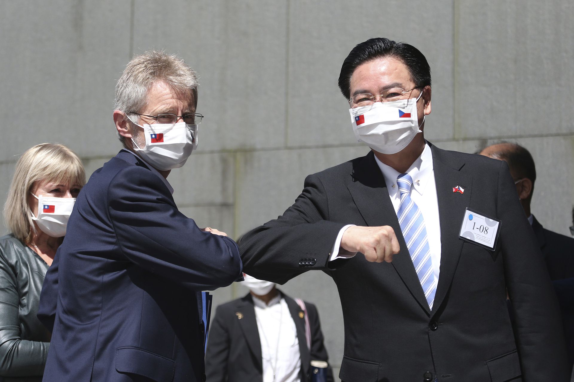 8月30日，捷克参议院议长维斯特奇尔（左）抵达台湾时，在桃园国际机场受到台湾外交部长吴钊燮的迎接。（AP）