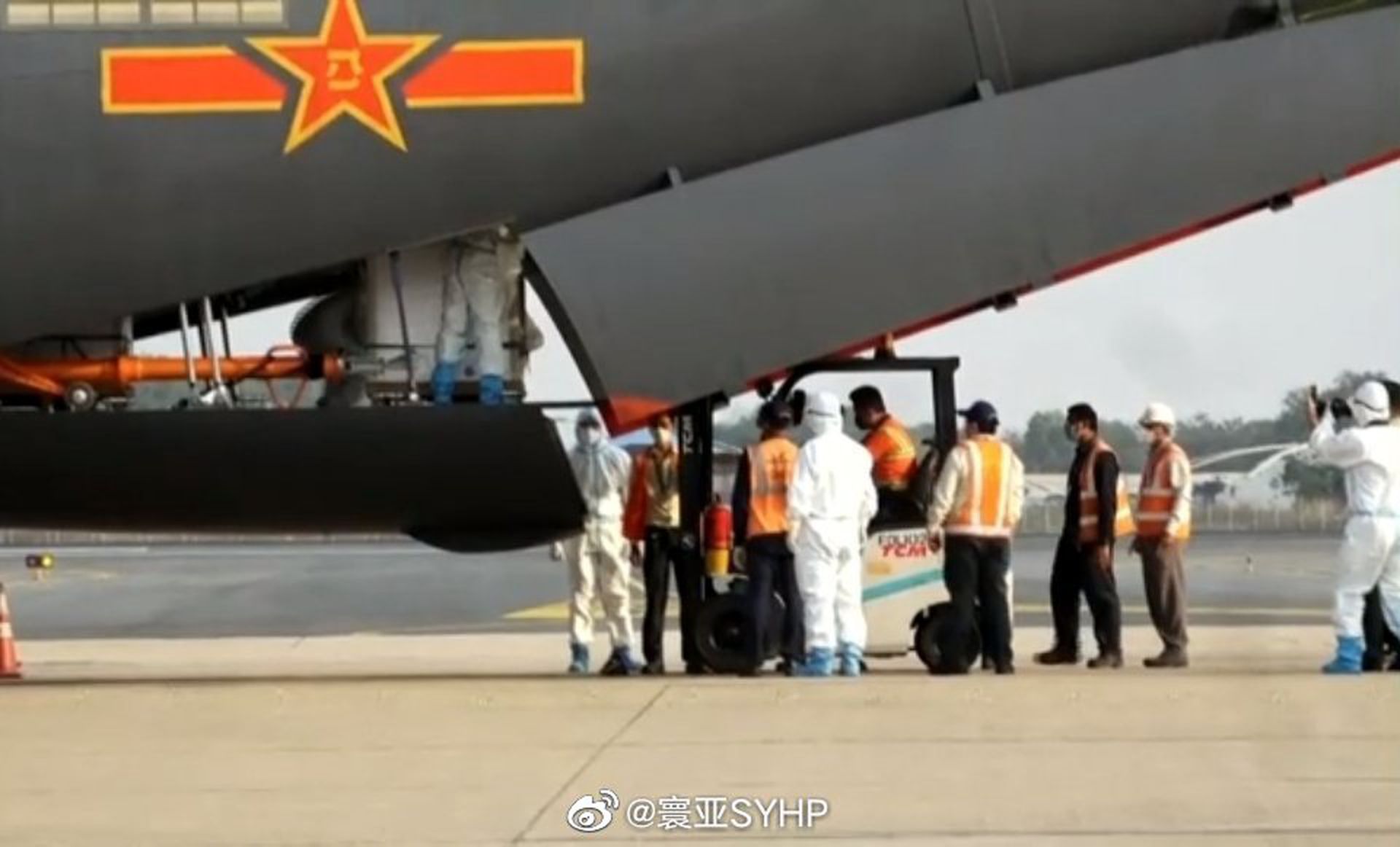 中国解放军紧急交付新冠疫苗,柬埔寨首相洪森迎接。(微博@寰亚SYHP) 中国解放军紧急交付新冠疫苗,柬埔寨首相洪森迎接。(微博@寰亚SYHP)