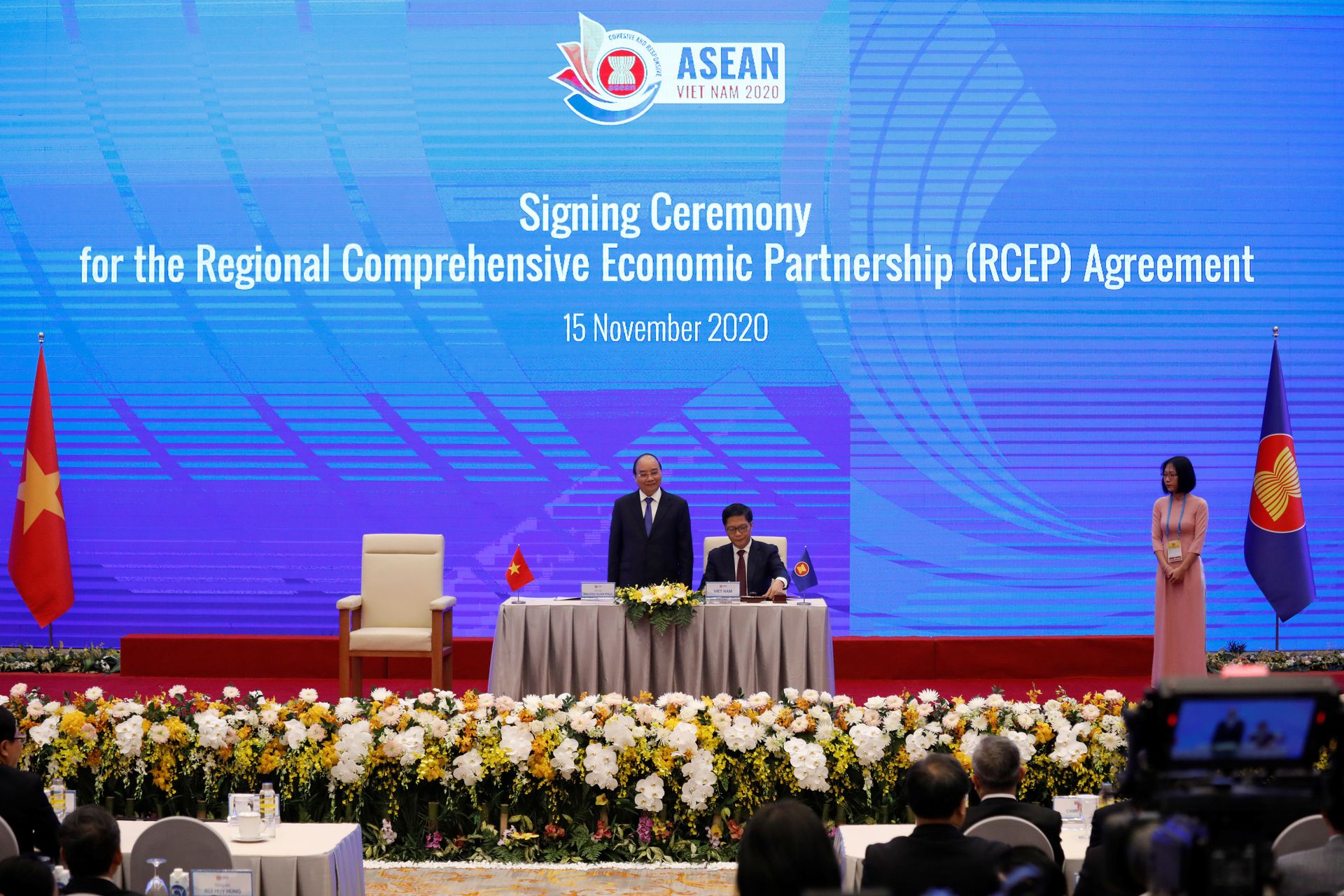 越南总理阮春福与越南工贸部部长陈俊英出席RCEP签字仪式。（Reuters）