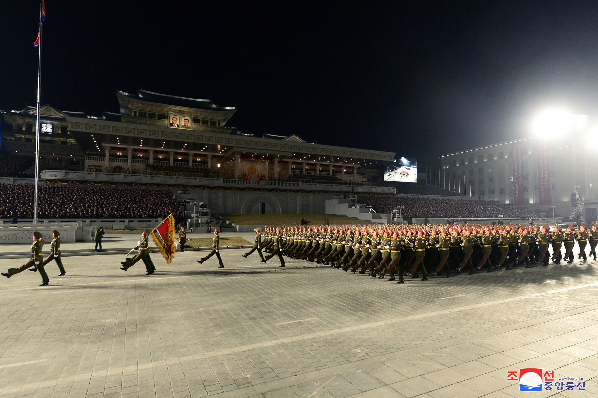 韩联社提到，这是朝鲜首次在劳动党大会之际举行阅兵式，也是2020年10月劳动党建党75周年阅兵式后第二次在傍晚举行阅兵式。（Reuters）