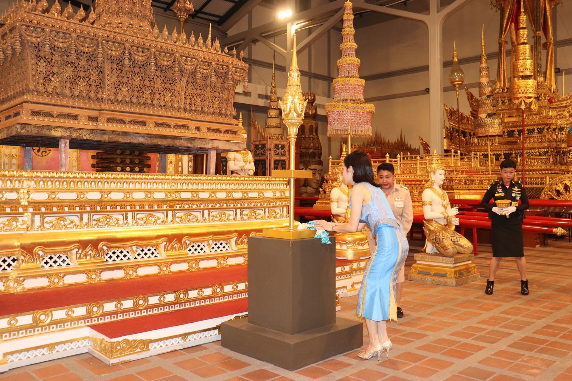 2020年11月24日，参观泰国国家博物馆期间，诗妮娜王妃进行祭祀活动。（Twitter@Royal World Thailand）