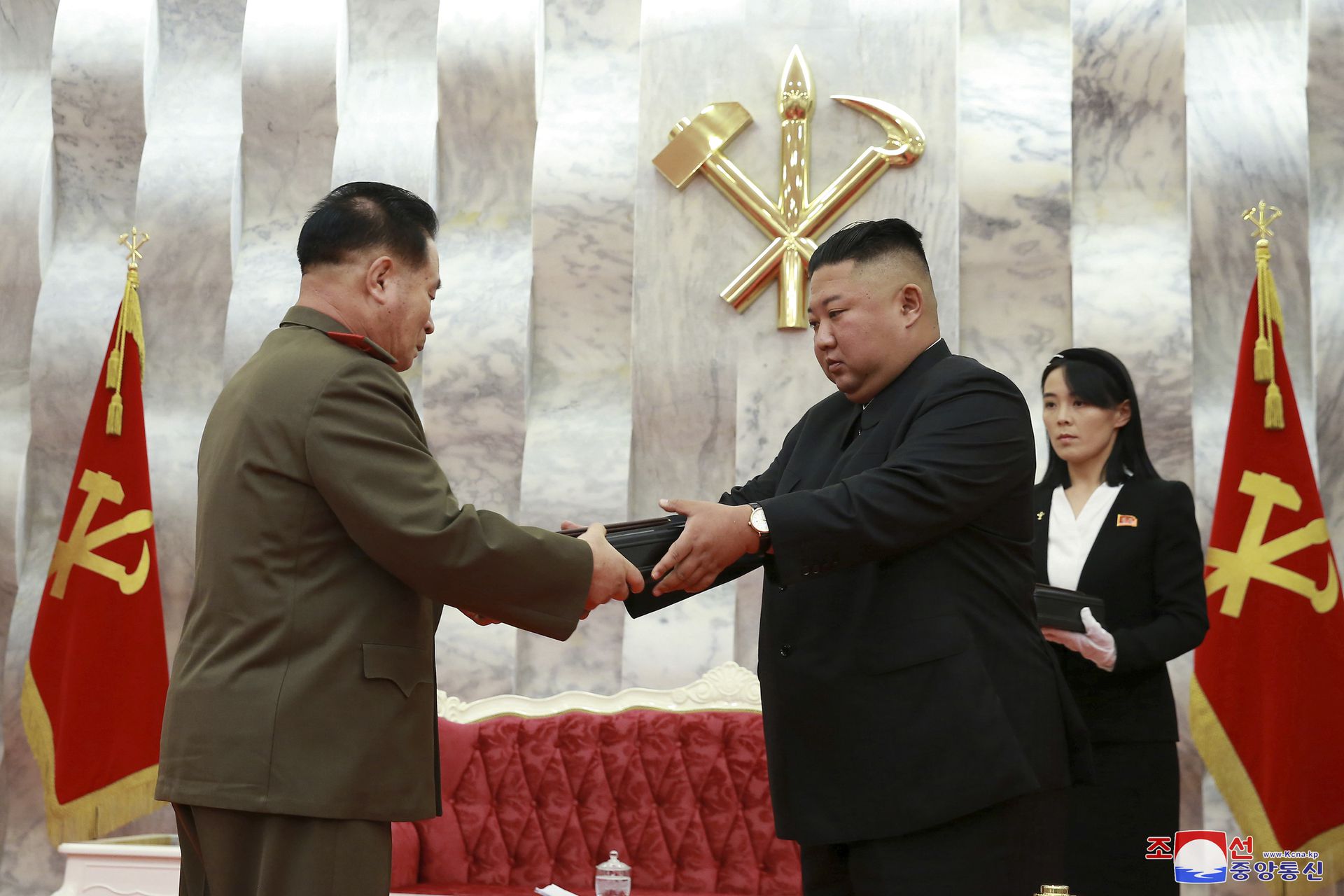 朝韩签订《朝韩停战协定》67周年之际，朝鲜最高领导人金正恩（右）于7月26日在劳动党本部大楼授予朝鲜武装力量主要指挥成员“白头山”纪念手枪。（Reuters）
