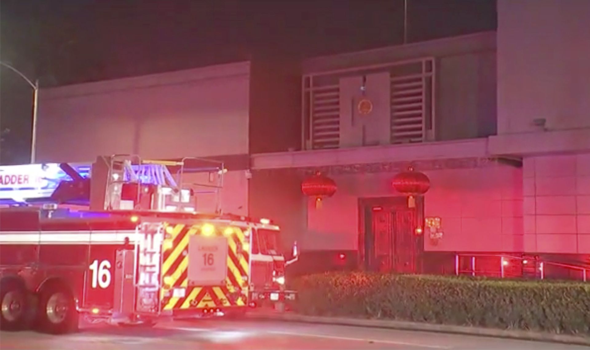 7月21日晚，中国驻休斯敦总领馆疑似起火，当地消防员抵达现场。（AP）