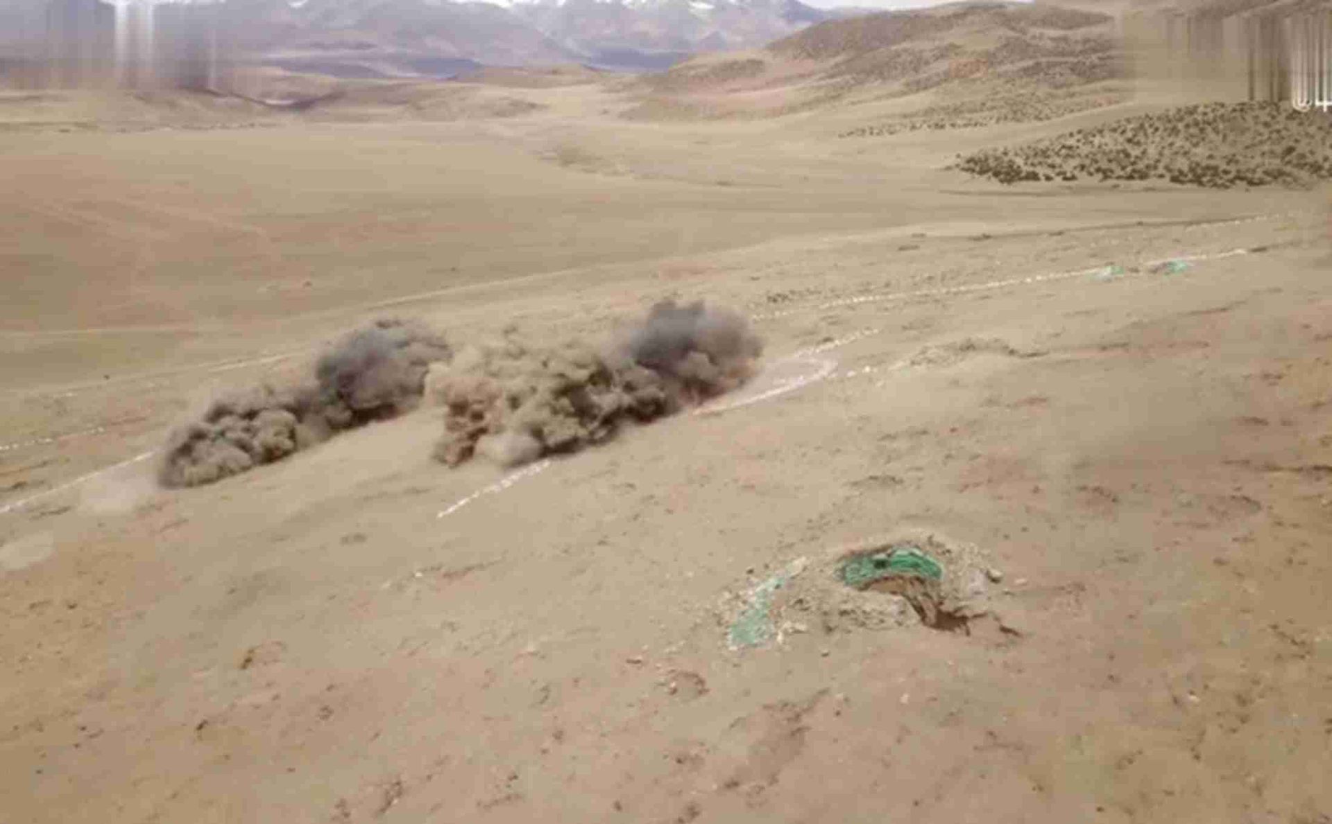 西藏军区某炮兵旅新型实战演练画面。（微博@中国军视网）