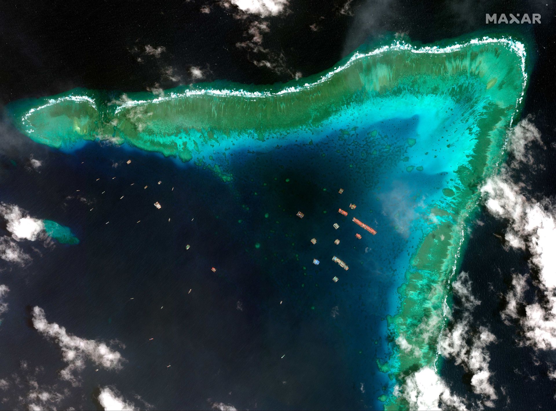 2021年3月23日，美国卫星公司Maxar Technologies拍摄的南海牛轭礁附近海域卫星照片。（AP）