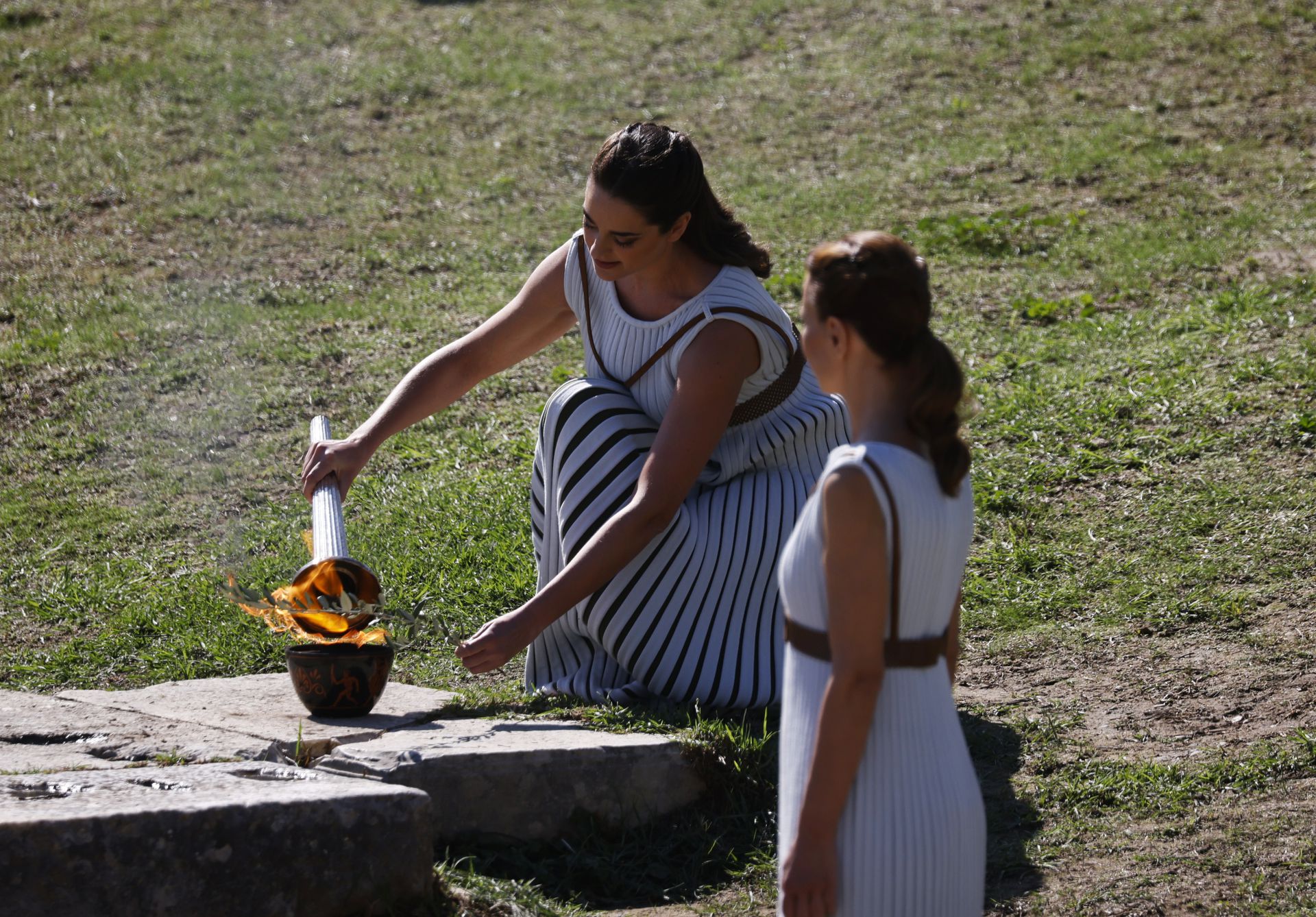 2021年10月18日，在北京2022年冬奥会圣火点燃仪式上，希腊女演员Xanthi Georgiou扮演女祭司点燃圣火。（Reuters）