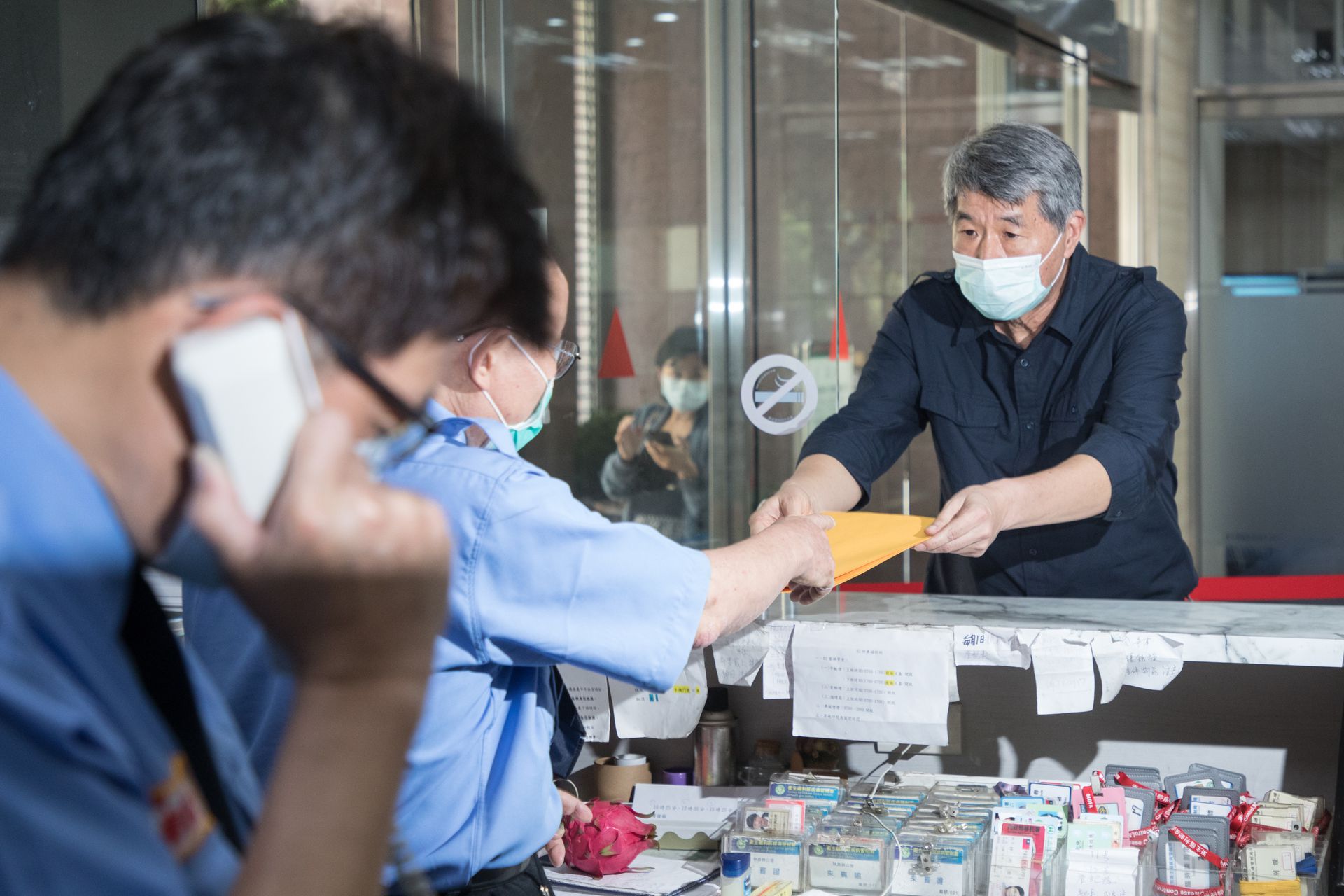 张亚中日前向台湾官方递件，表达自己受委托捐赠BNT疫苗、国药疫苗各500万剂给台湾。（吴逸骅／多维新闻）
