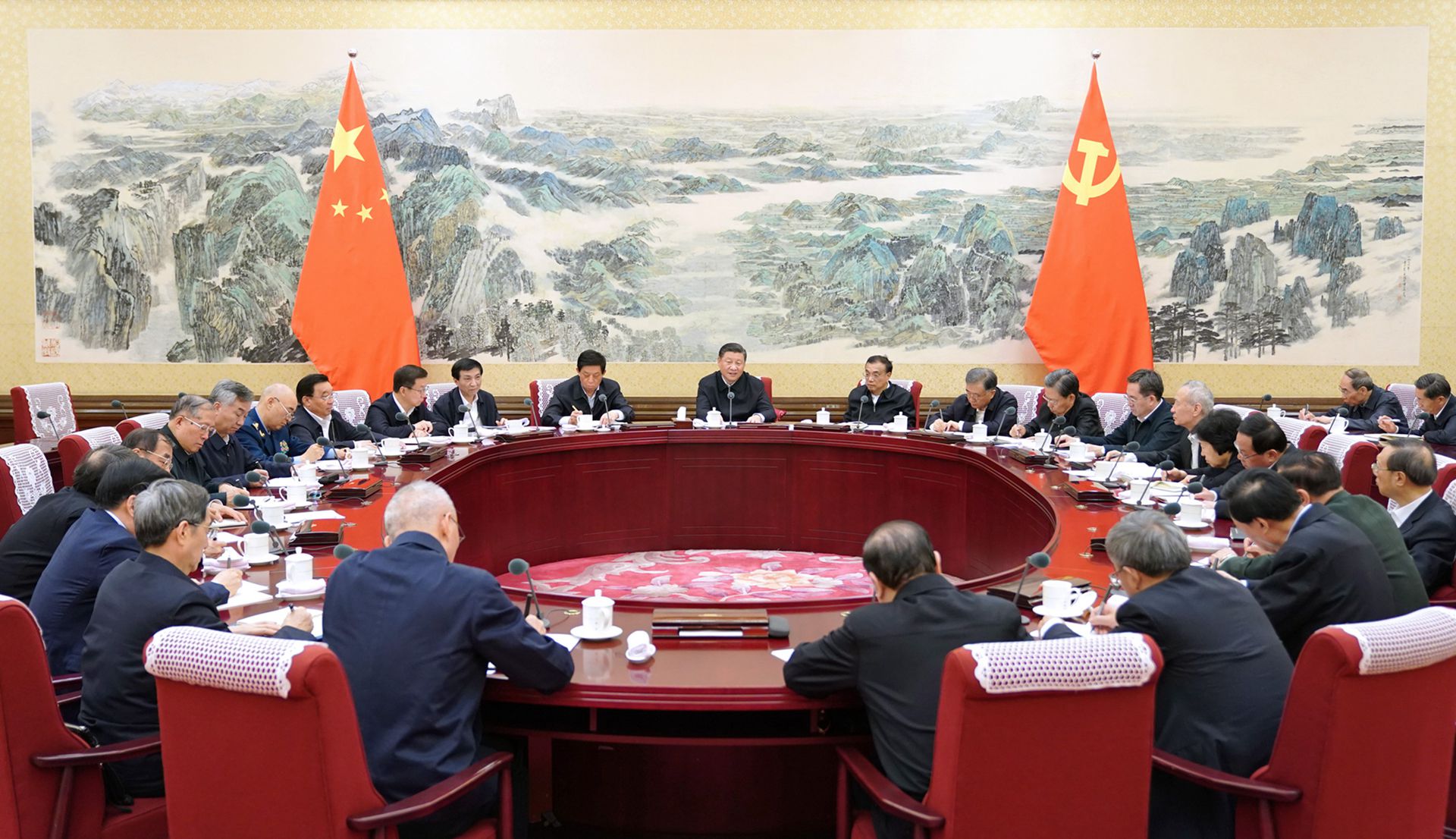 2020年12月11日的中共政治局会议,不仅继续定调下一年经济工作继续“稳中求进”,更石破天惊地表明中共将对“资本无序扩张”出手。图为2019年12月26日至27日,中共中央政治局召开“不忘初心、牢记使命”专题民主生活会现场。(新华社) 2020年12月11日的中共政治局会议,不仅继续定调下一年经济工作继续“稳中求进”,更石破天惊地表明中共将对“资本无序扩张”出手。图为2019年12月26日至27日,中共中央政治局召开“不忘初心、牢记使命”专题民主生活会现场。(新华社)