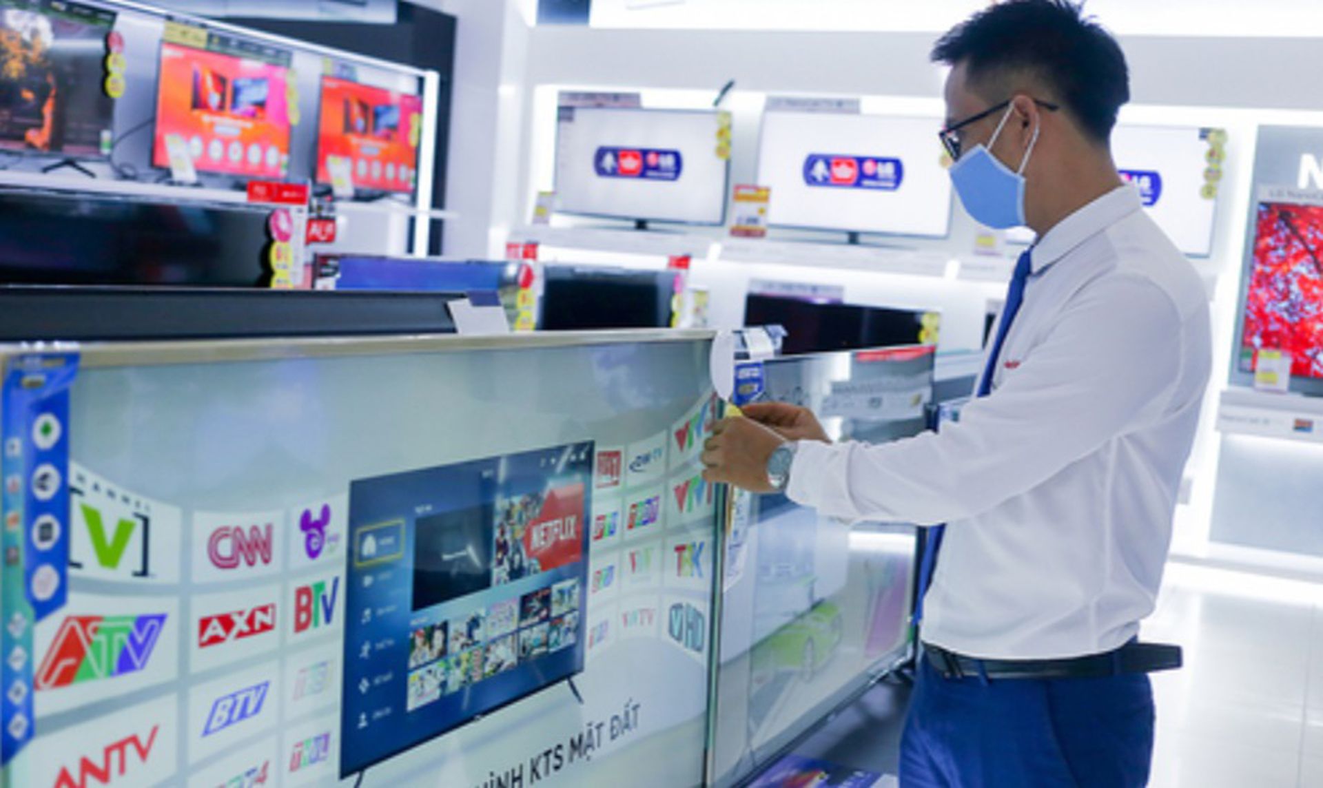 图中为曾在2019年因“进口中国商品,贴牌谎称越南制造”,在越南国内一度引发轩然大波的阿三祖(Asazno)牌电视。阿三祖公司也曾在2019年下半年一度灰头土脸。但越南国内最终还是放过了这家“科技创新”企业,到2020年9月,阿三祖公司又基本恢复了此前各类组装产品的销售。(越南快报网页截图) 图中为曾在2019年因“进口中国商品,贴牌谎称越南制造”,在越南国内一度引发轩然大波的阿三祖(Asazno)牌电视。阿三祖公司也曾在2019年下半年一度灰头土脸。但越南国内最终还是放过了这家“科技创新”企业,到2020年9月,阿三祖公司又基本恢复了此前各类组装产品的销售。(越南快报网页截图)