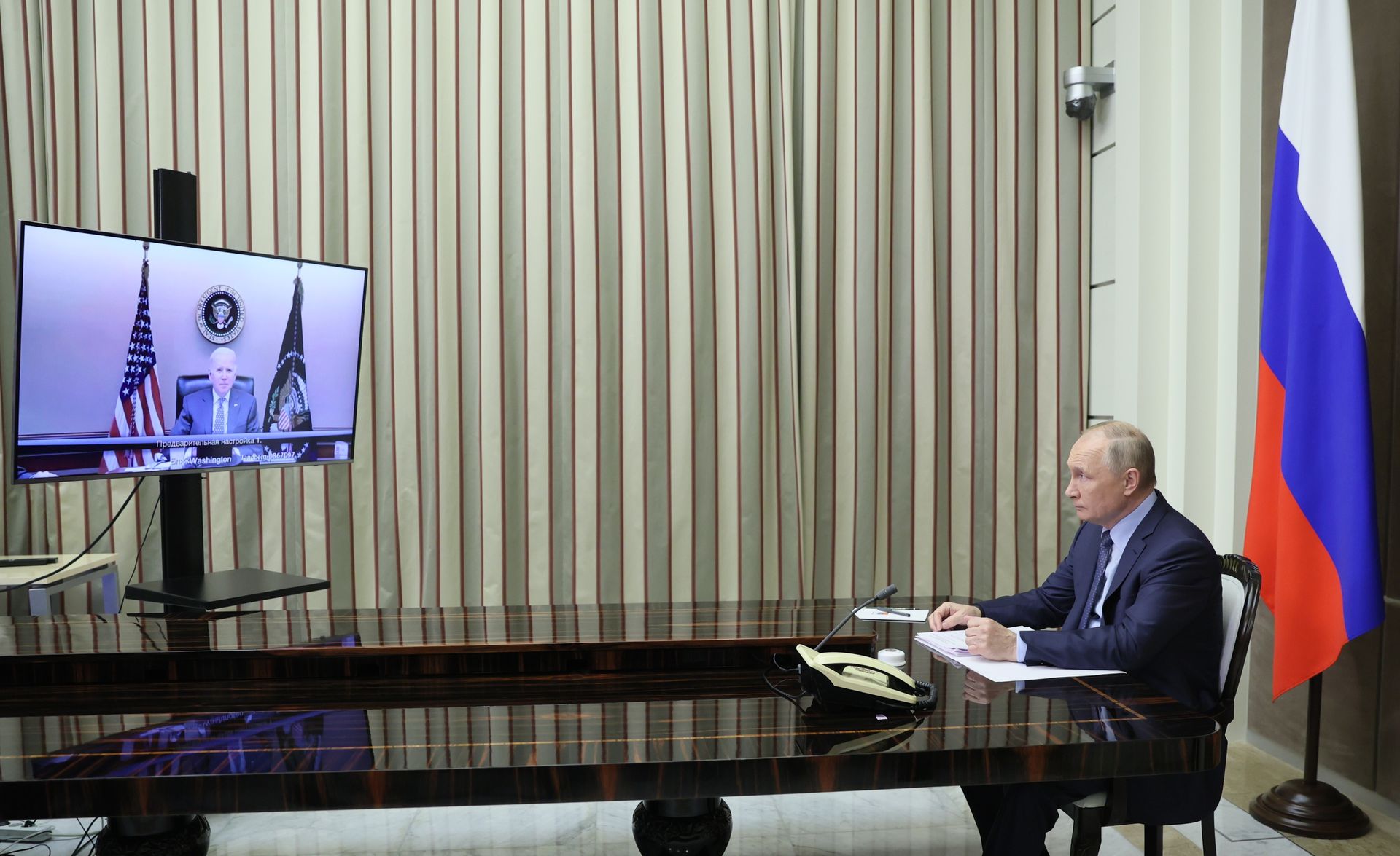 2021年12月7日，俄罗斯总统普京在俄罗斯黑海度假胜地索契的鲁凯官邸与美国总统拜登举行视频会议。（AP）