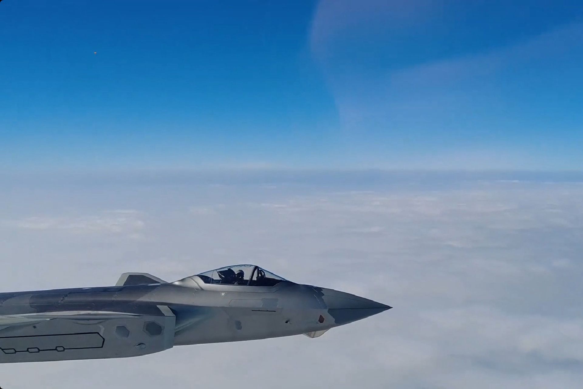 歼-20最新训练视频。图为歼-20在高空中飞行的镜头。（中国央视军事截图）