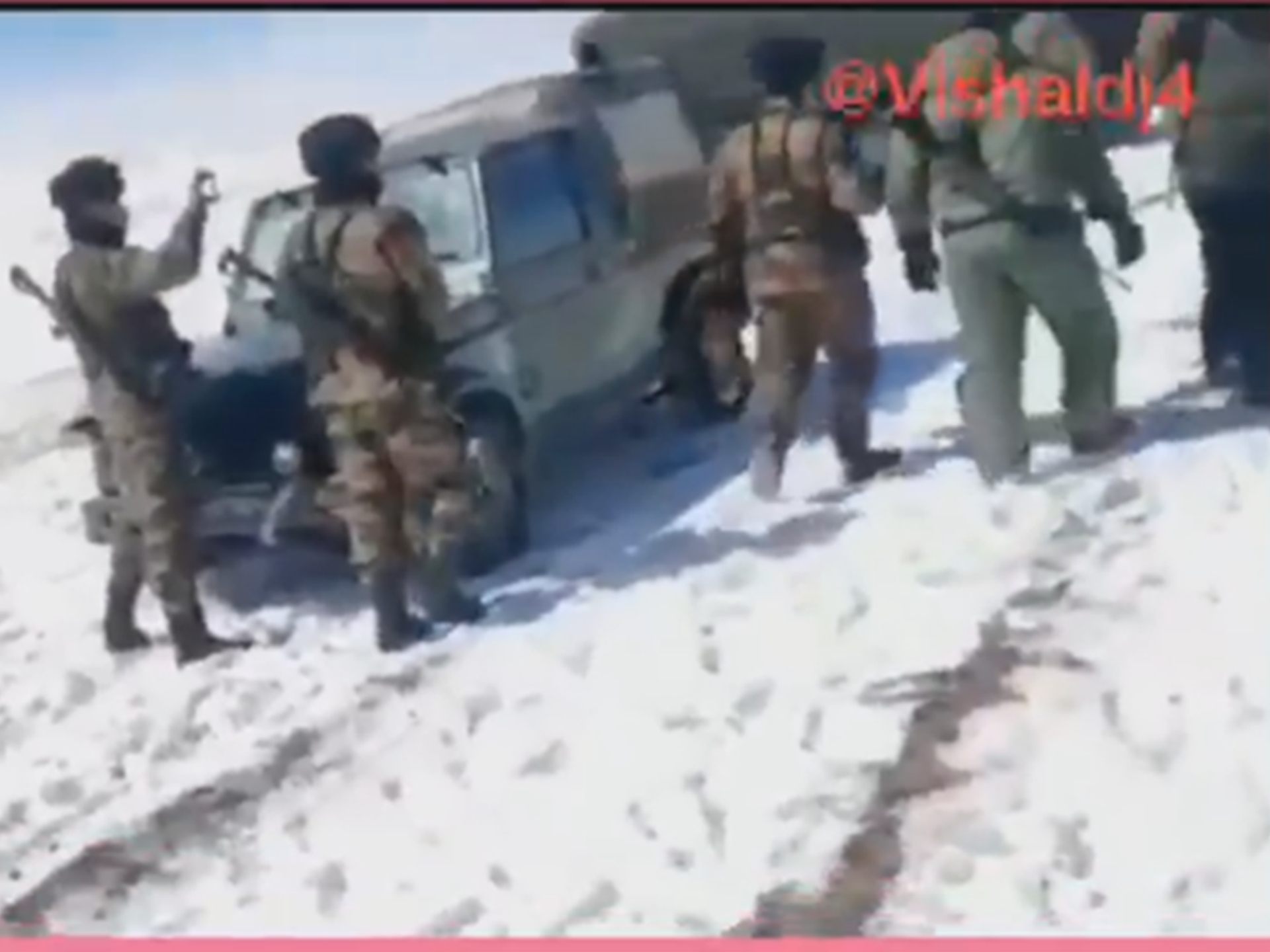 网传视频显示，印军巡逻车遭解放军武警部队拦截。（微博视频截图）