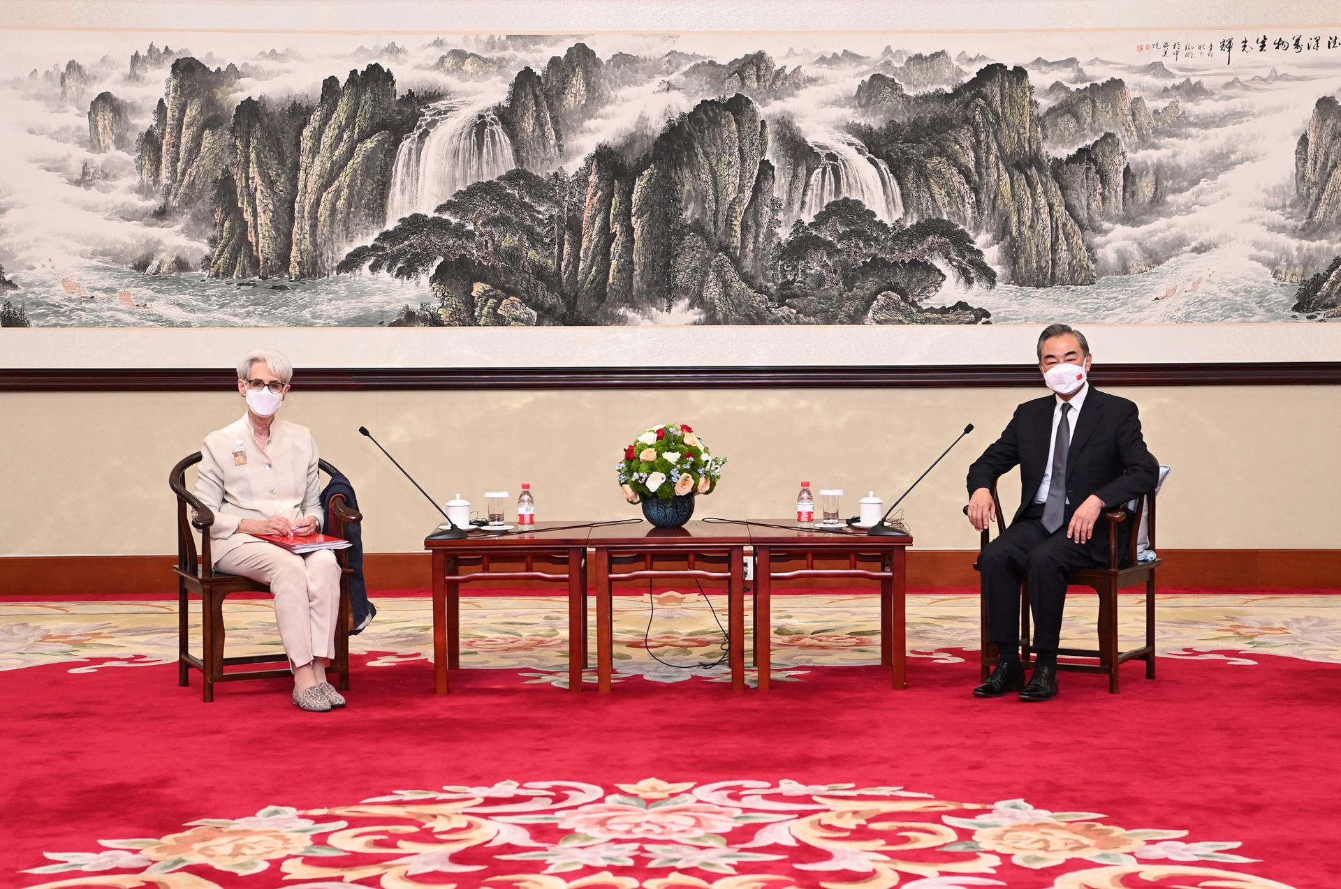 7月26日，王毅（右）在天津会见美国常务副国务卿舍曼。从图片可以看出王毅作为更高一级官员礼节性会见了舍曼，谢锋是同舍曼会谈的中国外交官。（新华社）