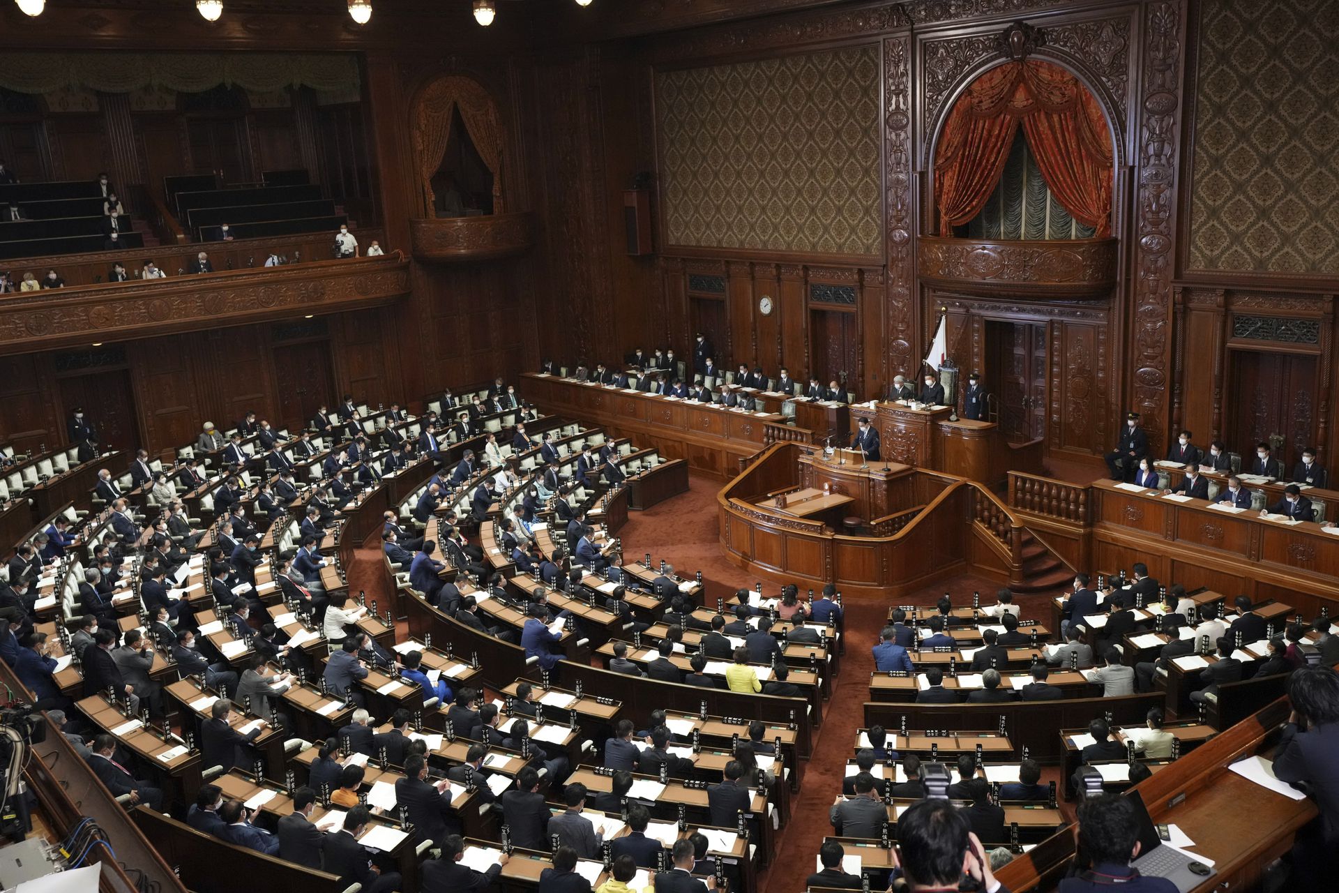 2021年10月8日，日本首相岸田文雄在东京举行的国会众议院全体会议上发表了就任后的首次施政演说。（AP）