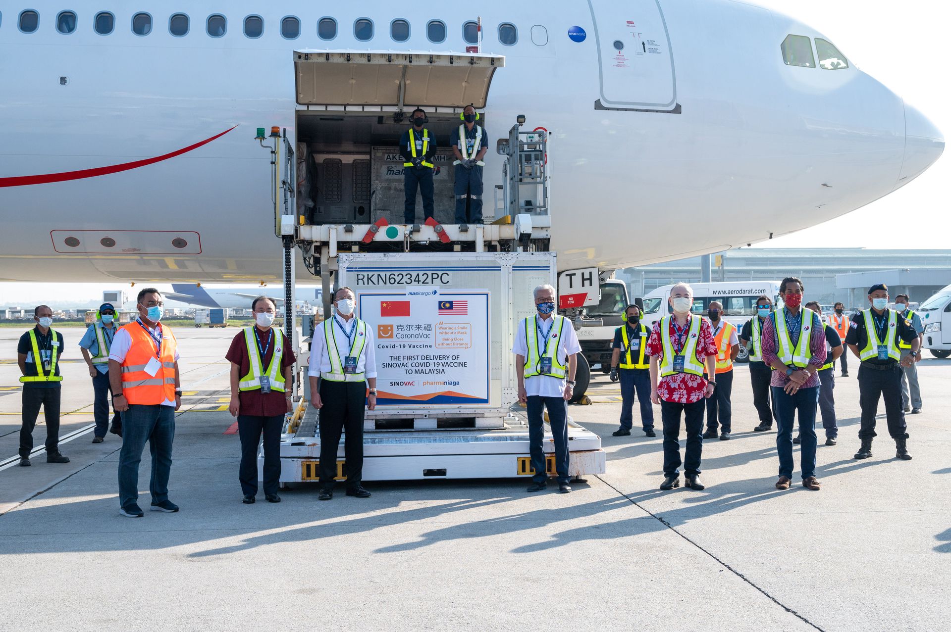 印度评论员称中国疫苗外交为世界新秩序提供可能。图为2021年2月27日马来西亚订购的首批中国新冠疫苗半成品运抵吉隆坡。(新华社) 印度评论员称中国疫苗外交为世界新秩序提供可能。图为2021年2月27日马来西亚订购的首批中国新冠疫苗半成品运抵吉隆坡。(新华社)