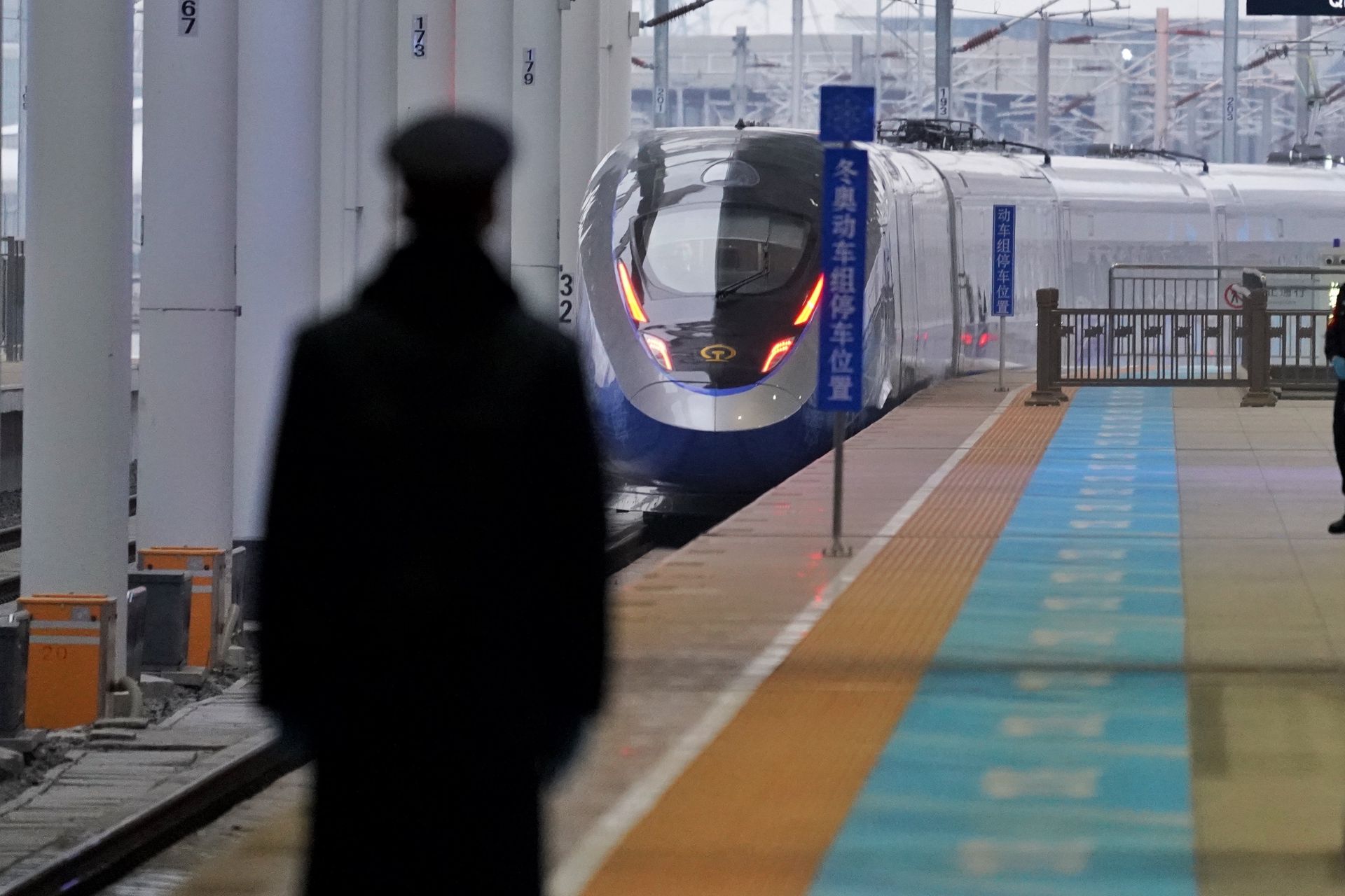1月21日，G8825次列车从北京清河站驶出。（新华社）