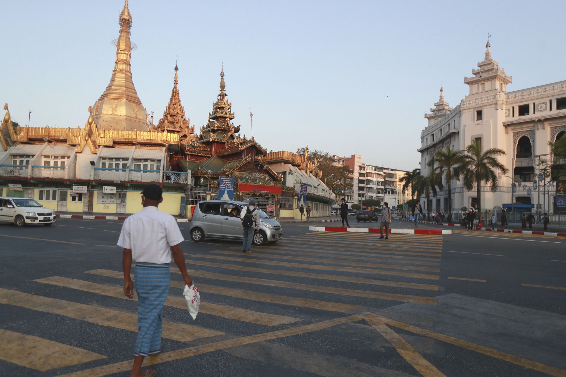2021年2月1日，人们在缅甸仰光苏拉塔附近过马路。（AP）
