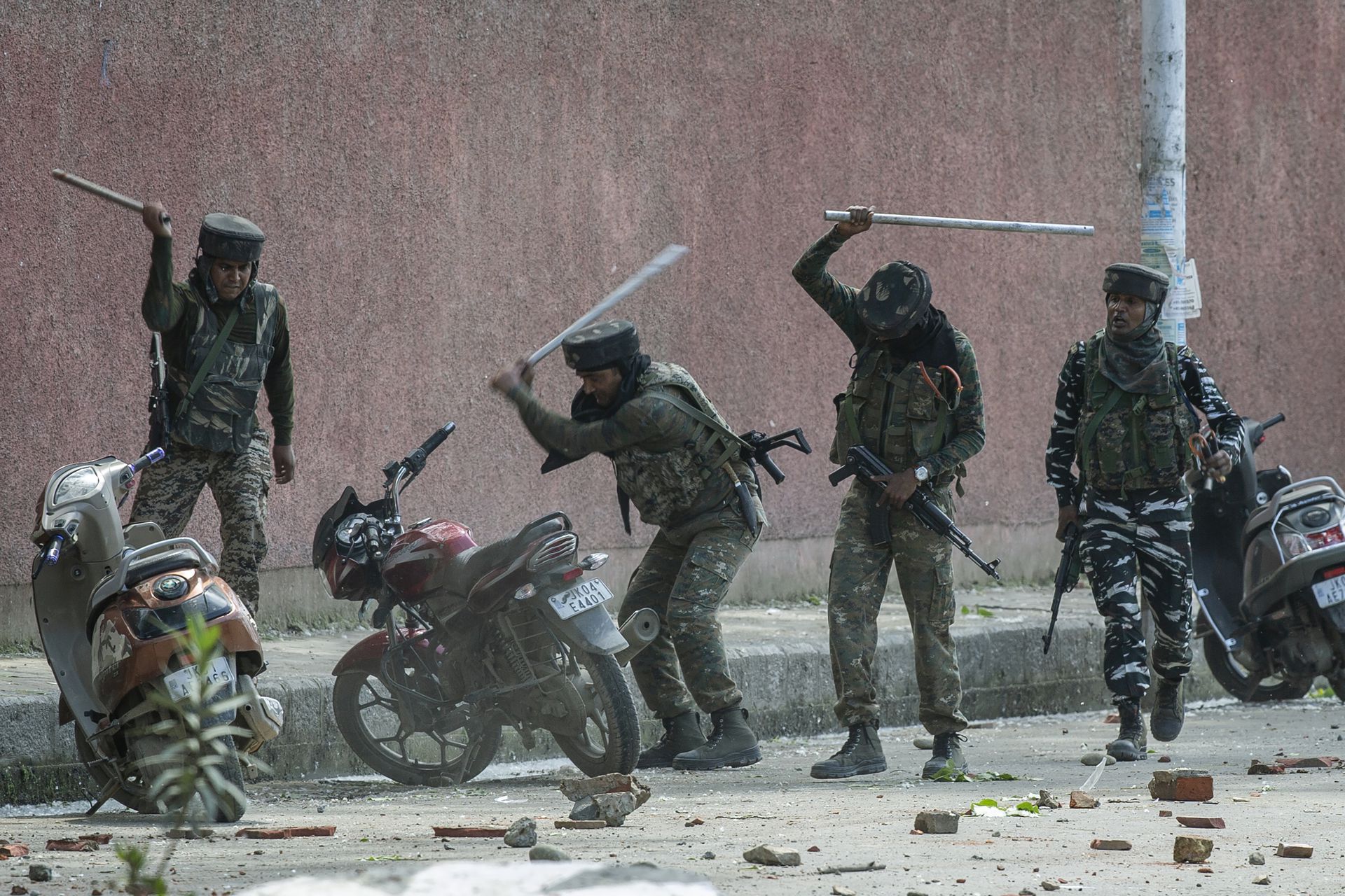 印度军警在印控克什米尔地区大多扮演暴力镇压角色，在民间形象不佳。（美联社）