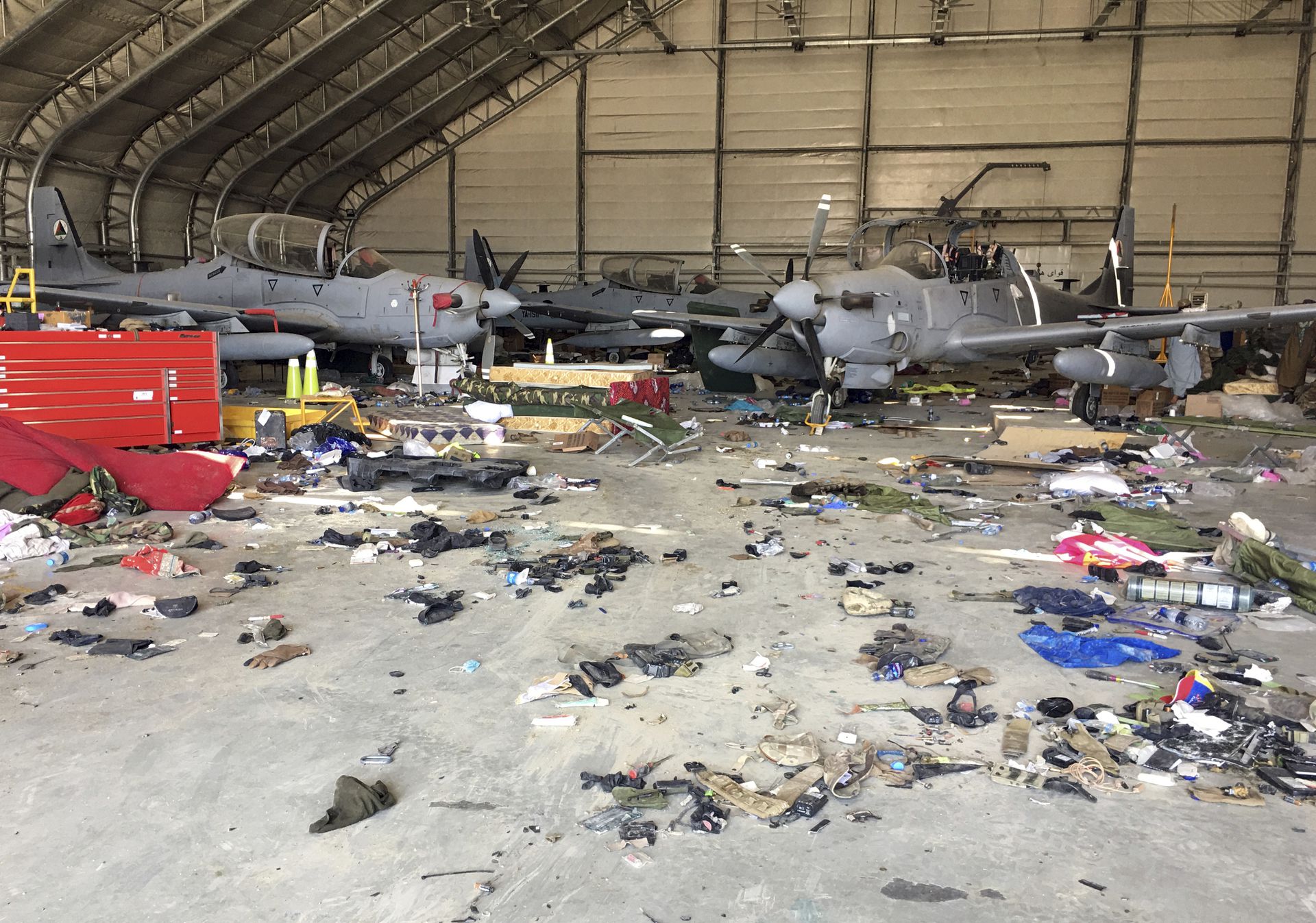 2021年9月5日，阿富汗首都喀布尔机场内，遭到破坏的军机。（AP）