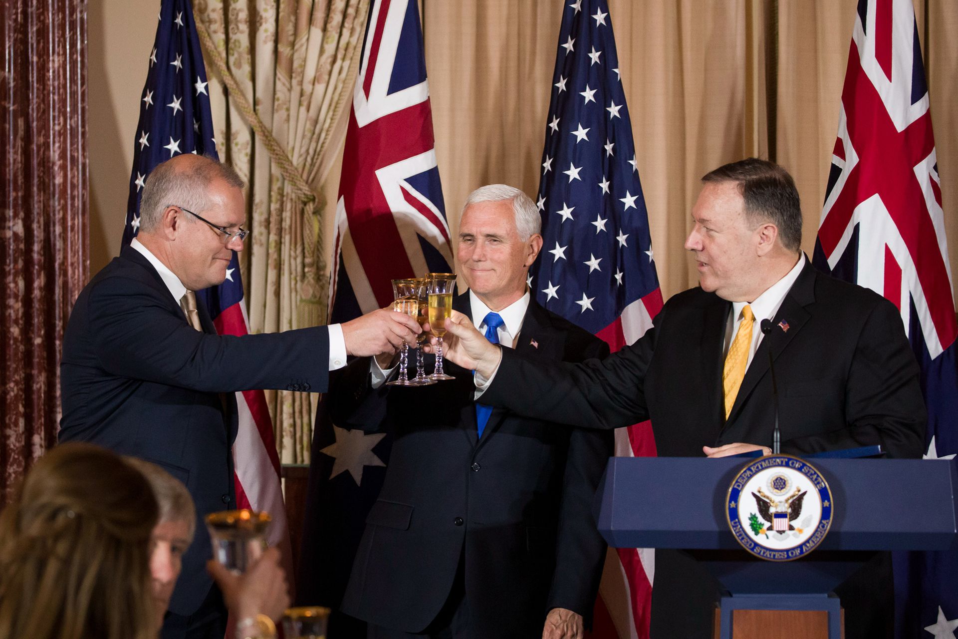 抵达华盛顿的莫里森（左）与彭斯、蓬佩奥（右）等人推杯换盏，很少有人想到澳大利亚几乎也会成为美国贸易战的猎物。（美联社）