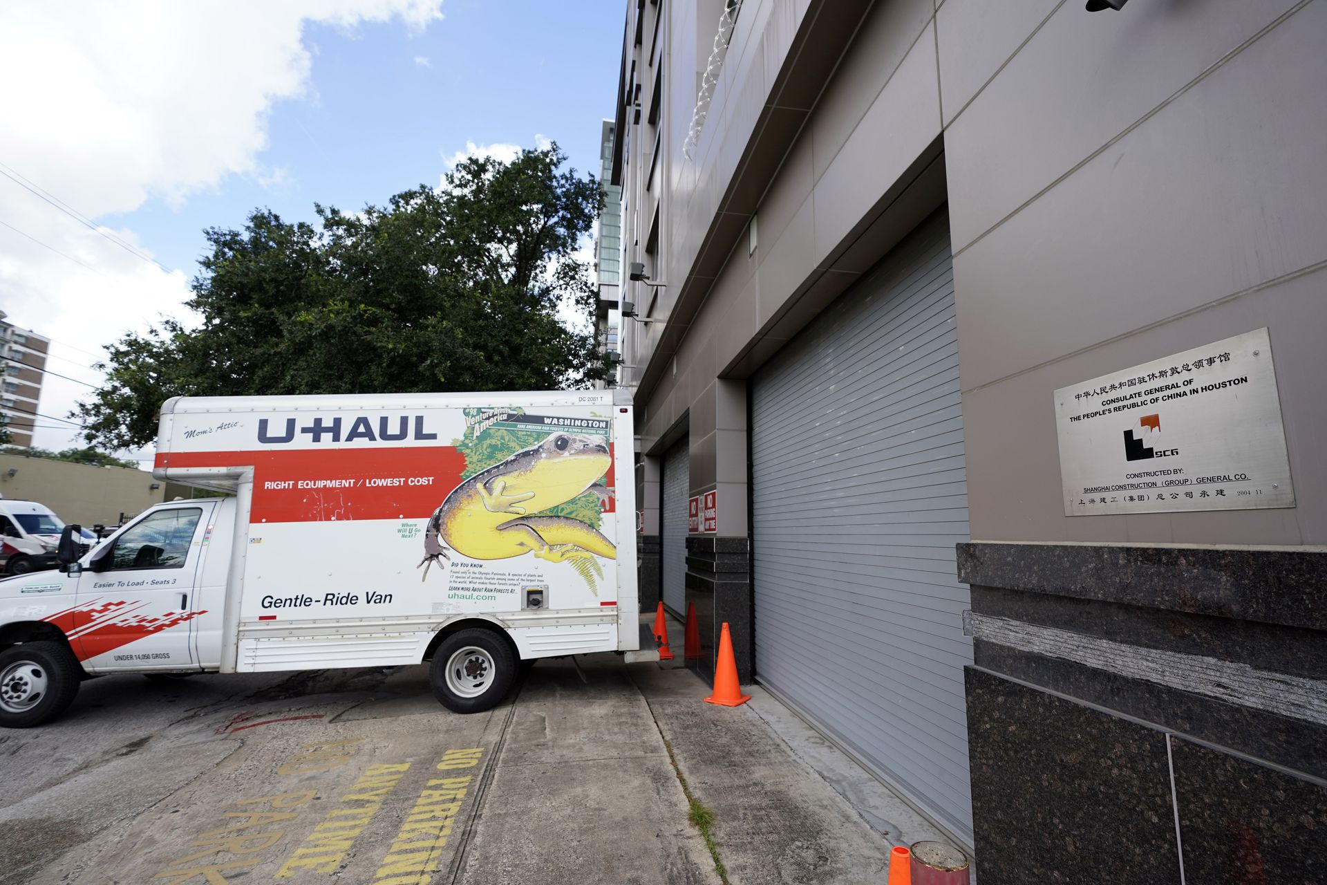 一辆运送物品车辆停靠在中国驻休斯敦总领馆外。（AP）