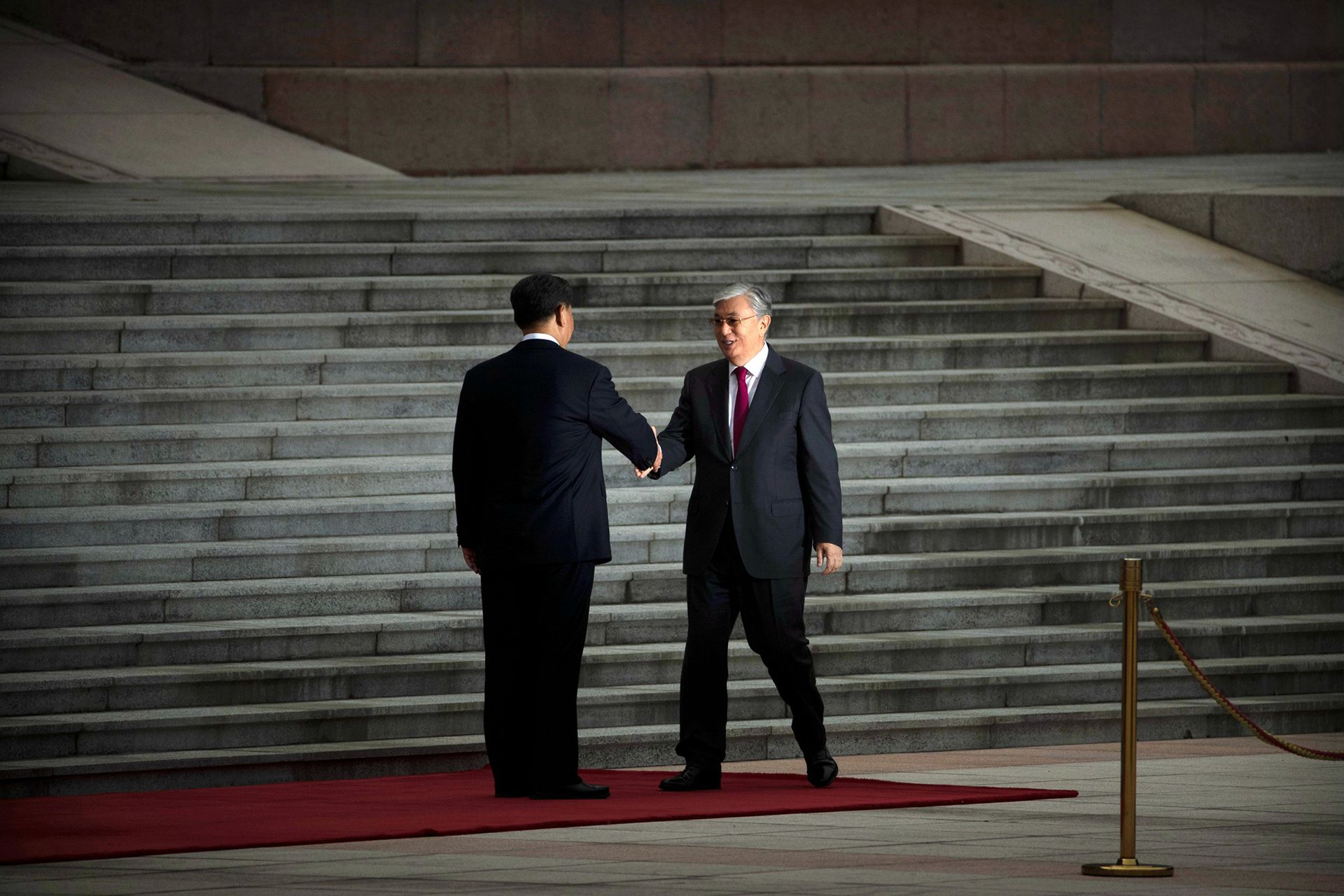 2019年9月11日，习近平在北京人民大会堂东门外广场与托卡耶夫握手。（Reuters）