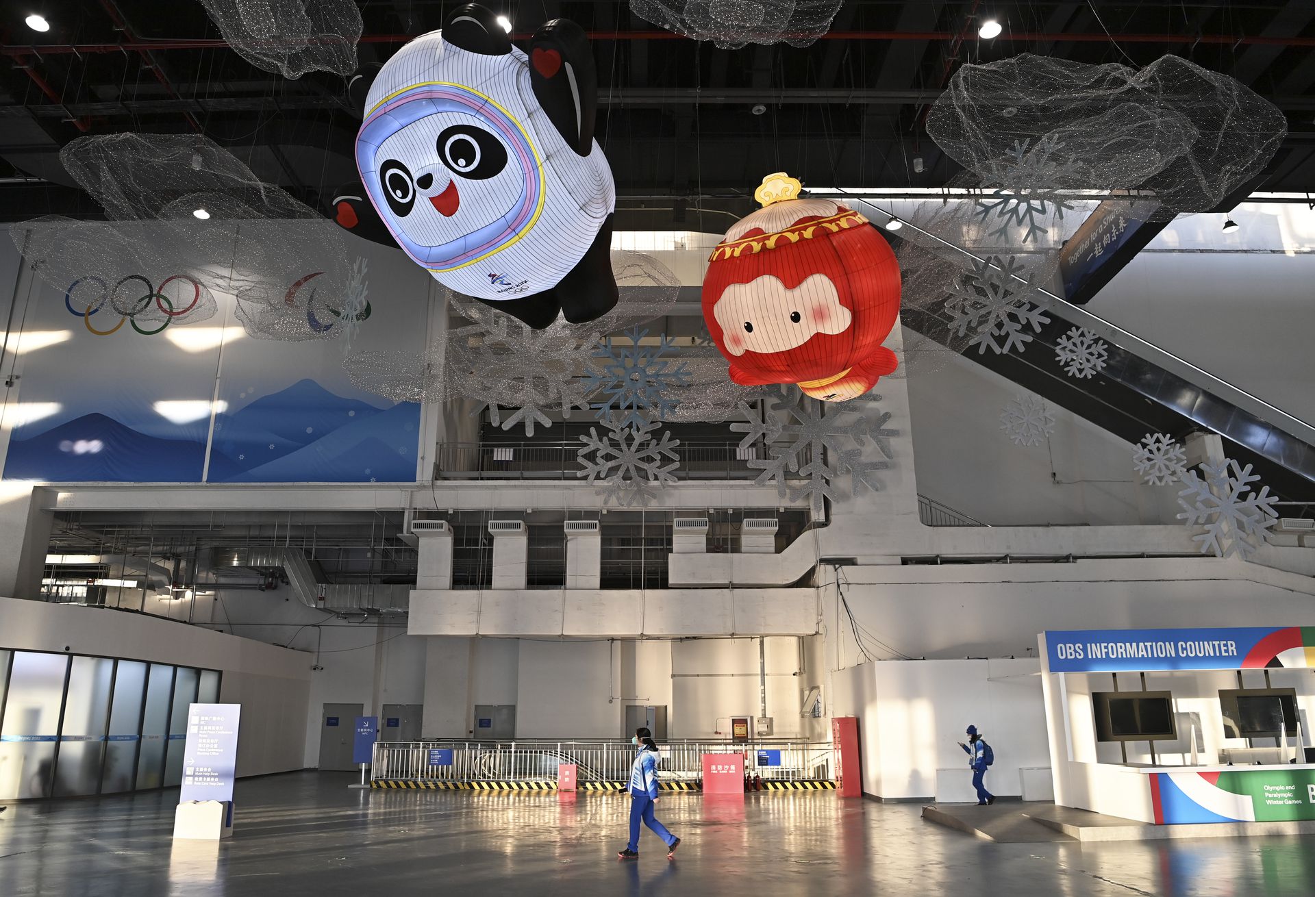 2022年1月10日，北京冬奥会主媒体中心大厅内的情景。（新华社）