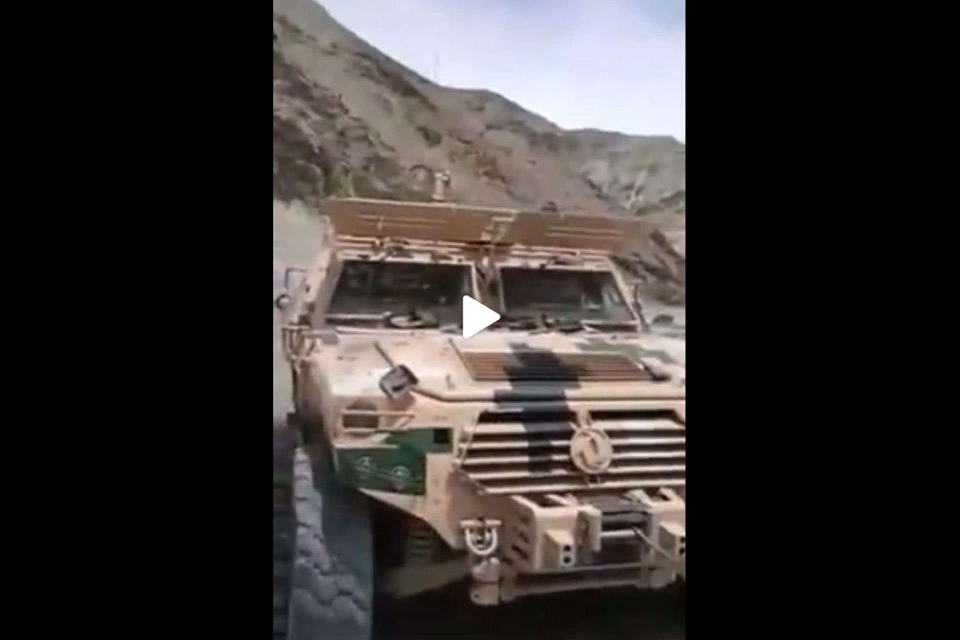 图为解放军装甲车,装甲车被一群印度军人包围。(网络视频截图) 图为解放军装甲车,装甲车被一群印度军人包围。(网络视频截图)